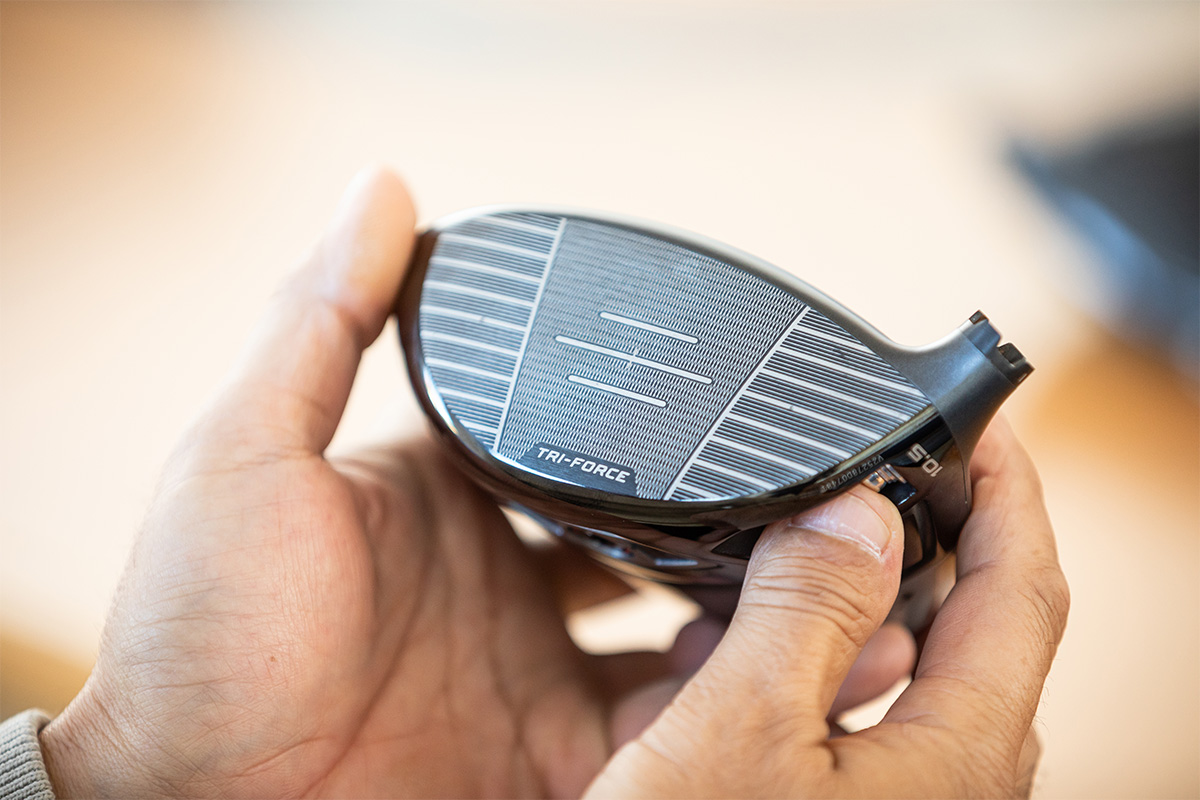 新たに導入された「3層構造」の「TRI-FORCE フェース」で飛躍的な進化を遂げたキャロウェイの新シリーズ「QUANTUM」[写真：落合隆仁]