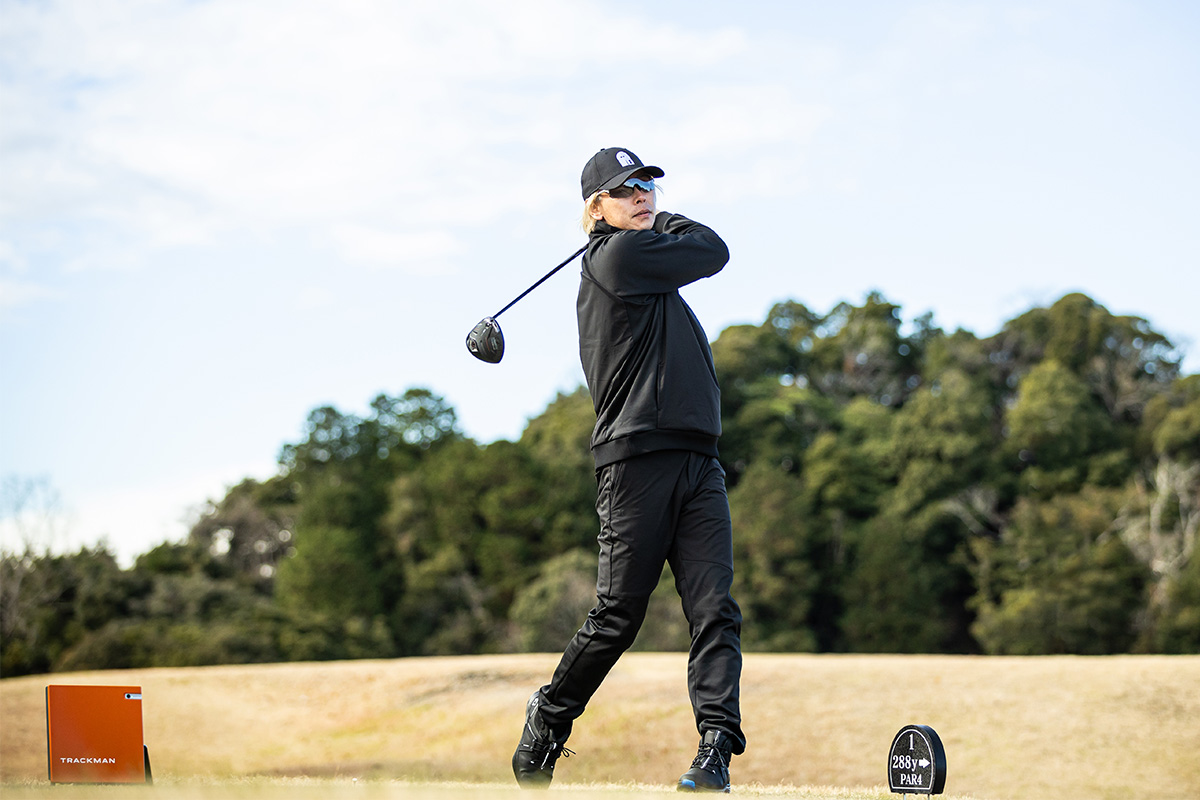 「QUANTUM ◆◆◆ MAX」を使用した鶴原さんの弾道データは、ボール初速65.3メートル毎秒、打ち出し角13.2度、スピン量2016回転でキャリーが227.5ヤード、トータル257.8ヤードという数値。ミート率1.50で効率良く飛距離が出せている[写真：落合隆仁]