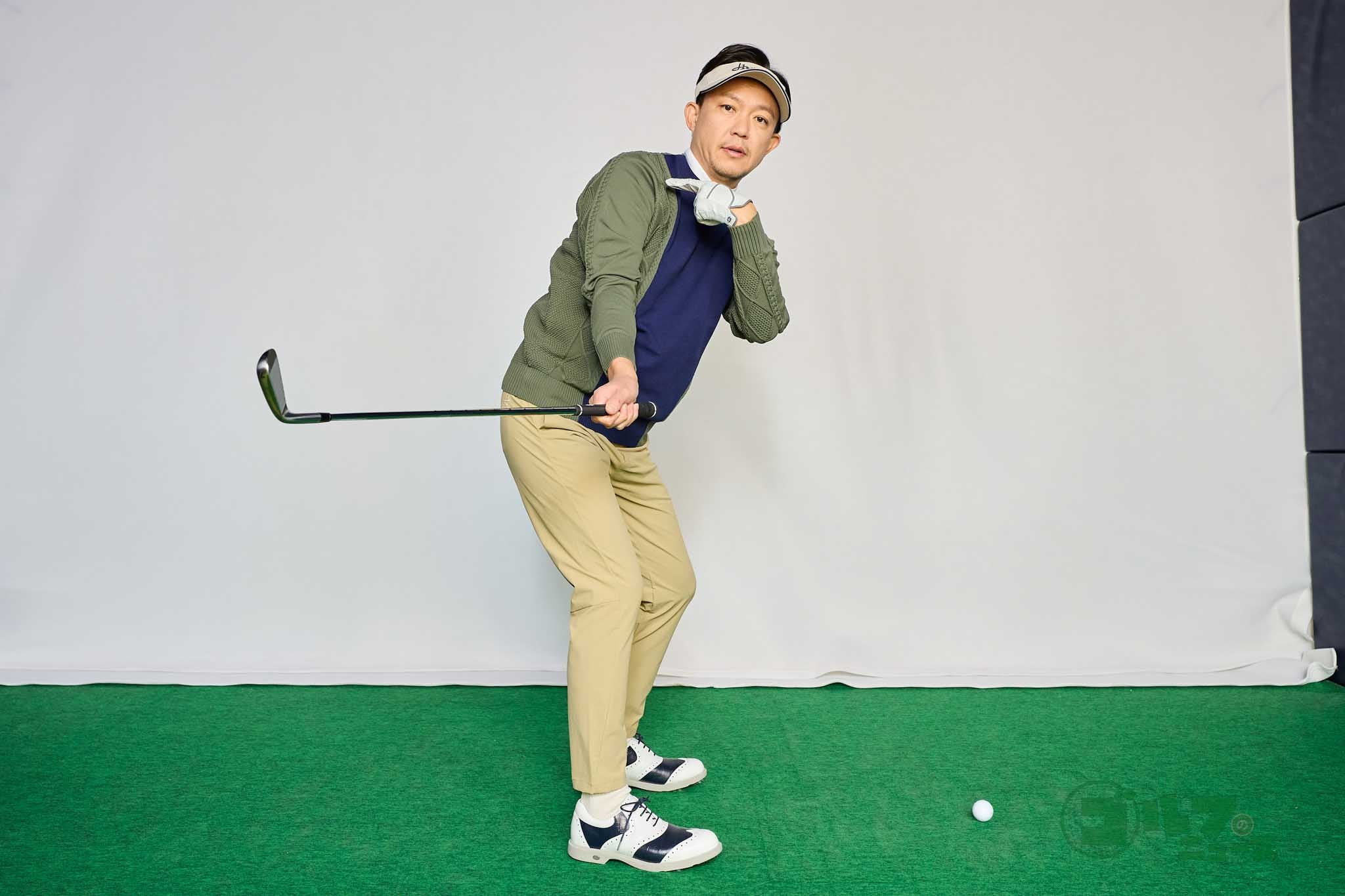 開いた方向にテークバックすることで肩が回り、適正な方向（インサイド）クラブが上がる　写真:西村恵