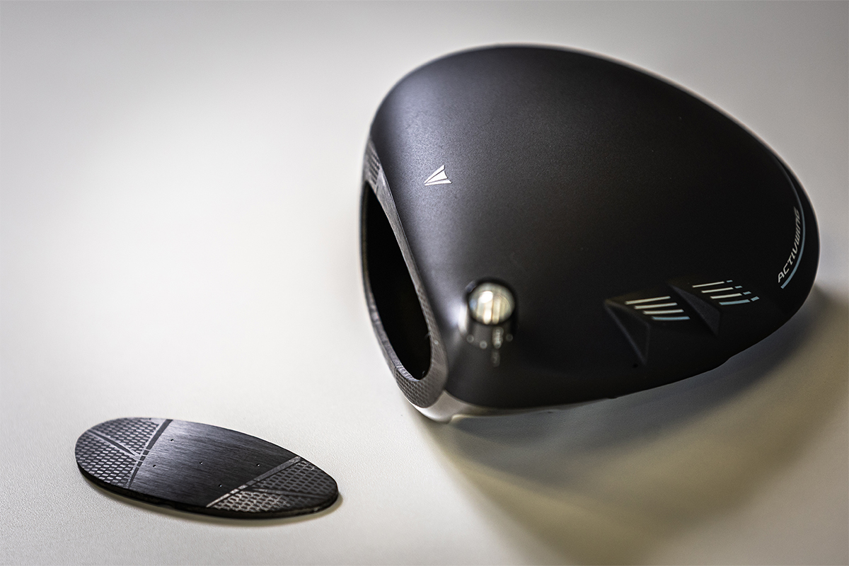 新素材「VR-チタン」の特性を生かし、“一撃の飛び”を実現する新技術「ULTiFLEX」を採用したのが、「XXIO14」ドライバー[写真：角田慎太郎]