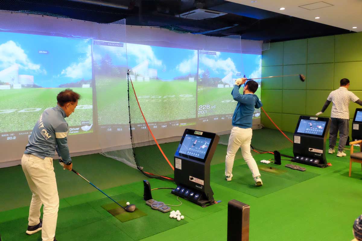 一足早く「G440 K」ドライバーを試打する一般参加者たち