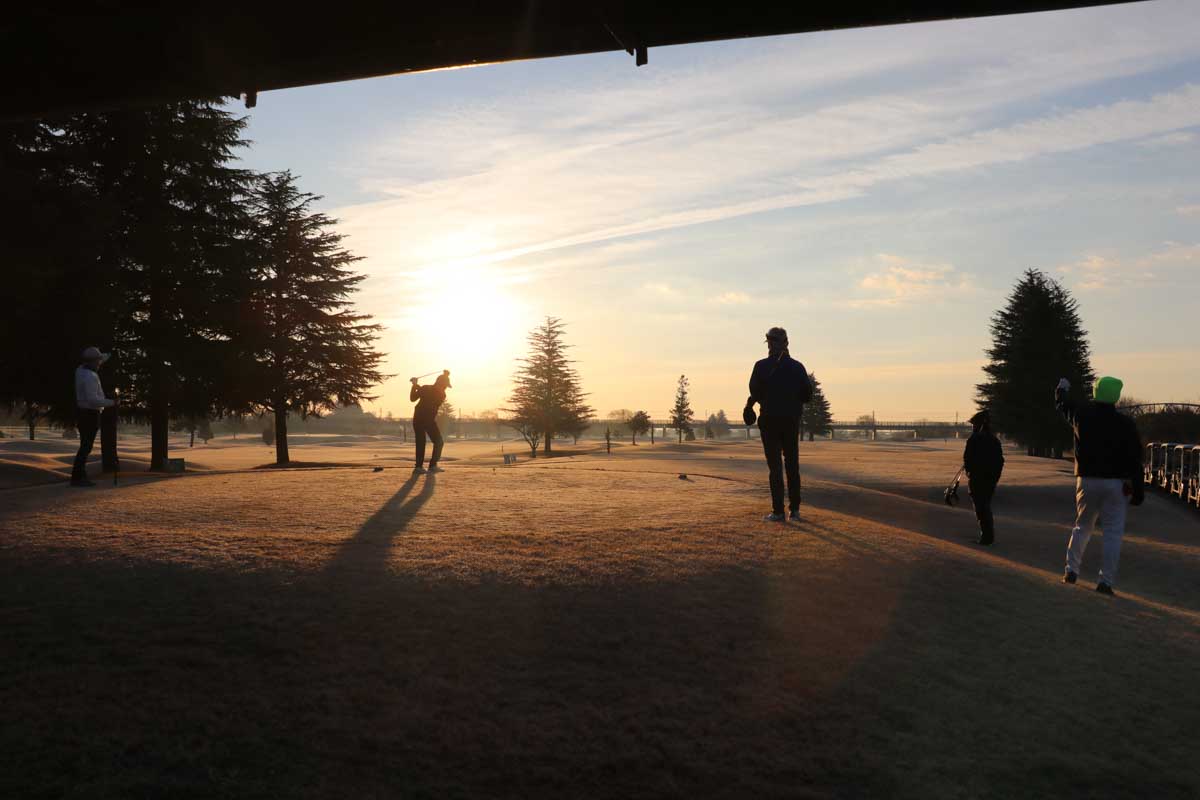 大みそかの営業最終日、別れを惜しむ多くのゴルファーがプレーした　写真：清流舎
