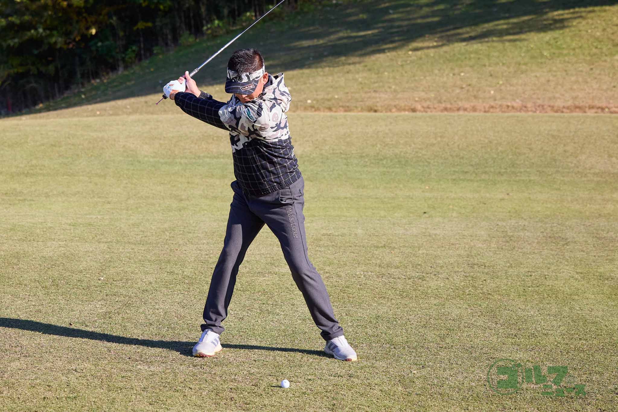 グリップエンドが上を向くのは、リリースのタイミングが早かったり、体が起き上がるから。グリップエンドを目標に向けるイメージでダウンスイングするとタメが生まれる　写真:西村恵