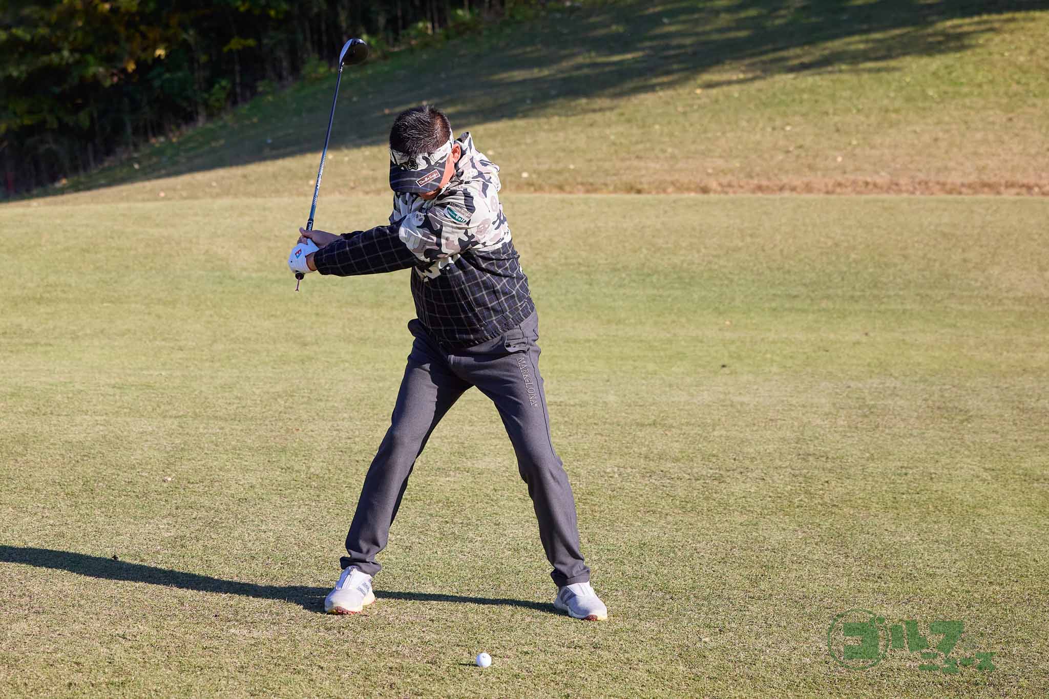 グリップエンドが上を向くのは、リリースのタイミングが早かったり、体が起き上がるから。グリップエンドを目標に向けるイメージでダウンスイングするとタメが生まれる　写真:西村恵