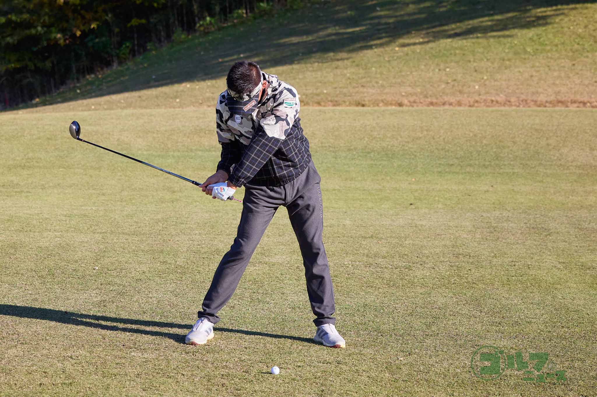 グリップエンドが上を向くのは、リリースのタイミングが早かったり、体が起き上がるから。グリップエンドを目標に向けるイメージでダウンスイングするとタメが生まれる　写真:西村恵