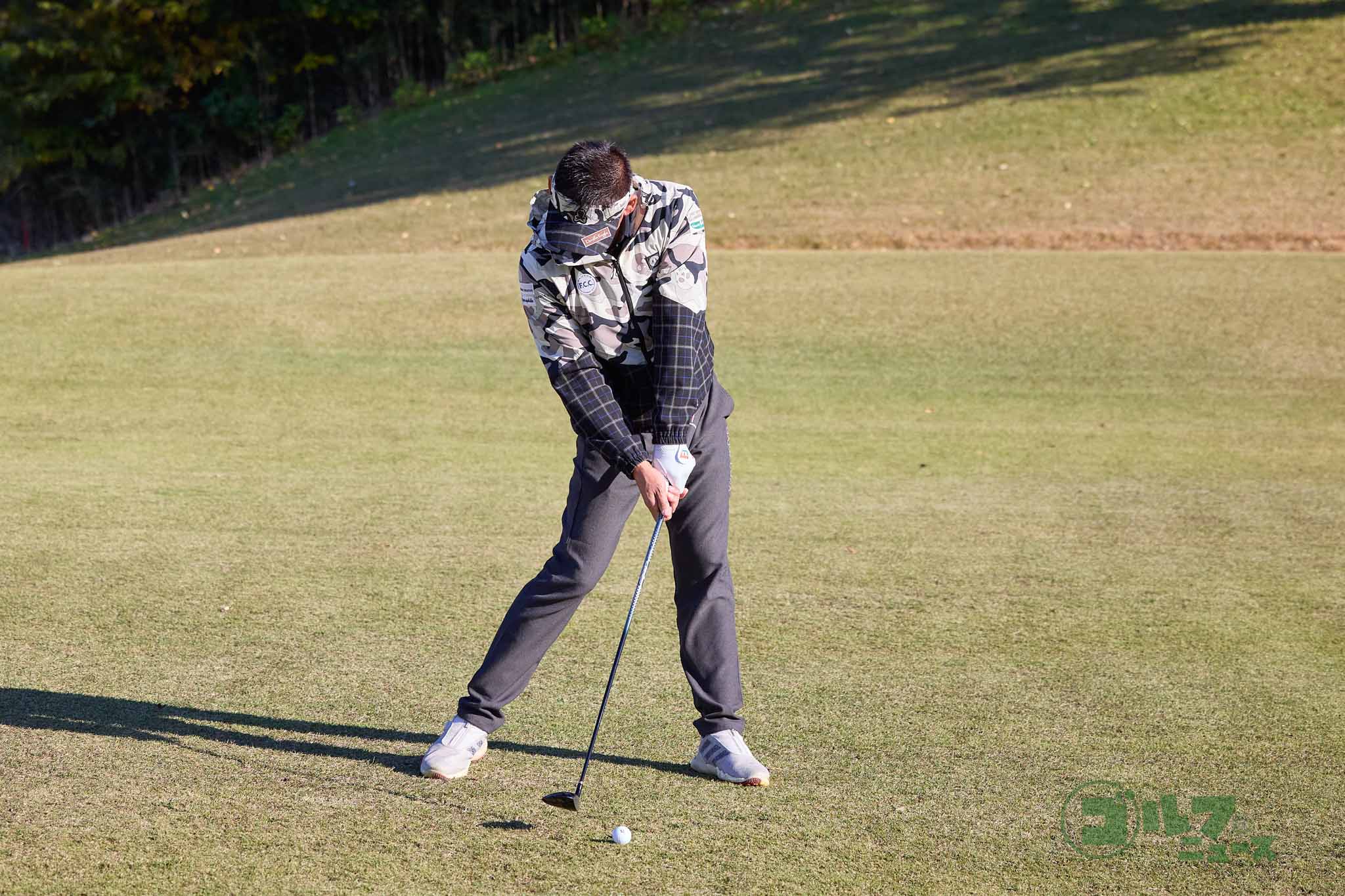 グリップエンドが上を向くのは、リリースのタイミングが早かったり、体が起き上がるから。グリップエンドを目標に向けるイメージでダウンスイングするとタメが生まれる　写真:西村恵