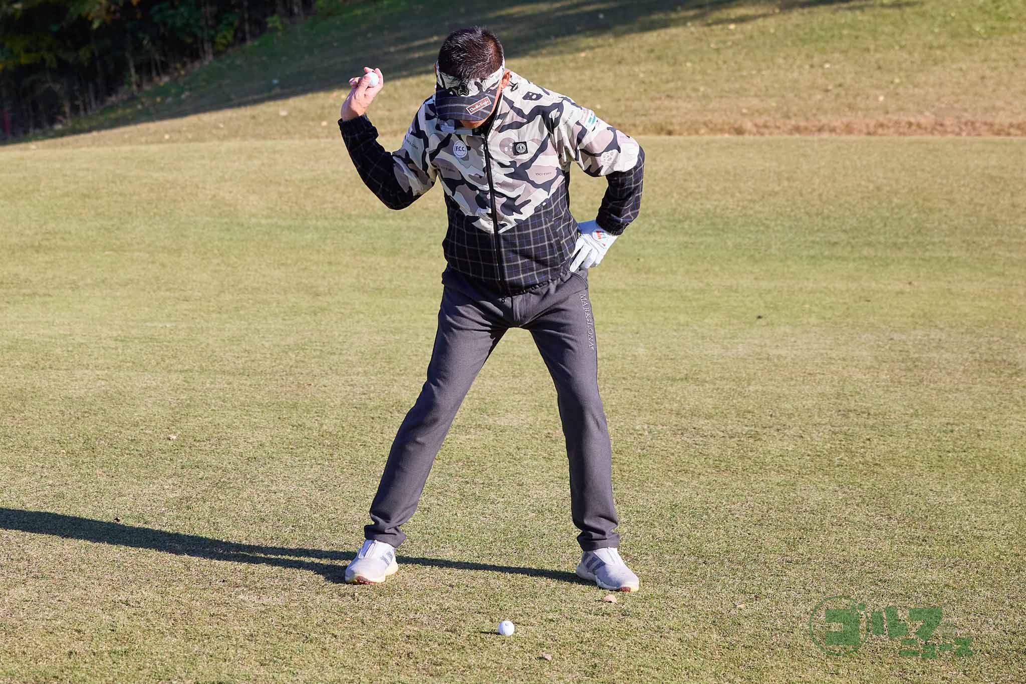 トップの形からアドレスのボール位置に向かって手に持ったボールを地面に投げつける。投げる動作をすると、「右腕をたたんでから伸ばす」という正しい腕の使い方を理解できる　写真:西村恵