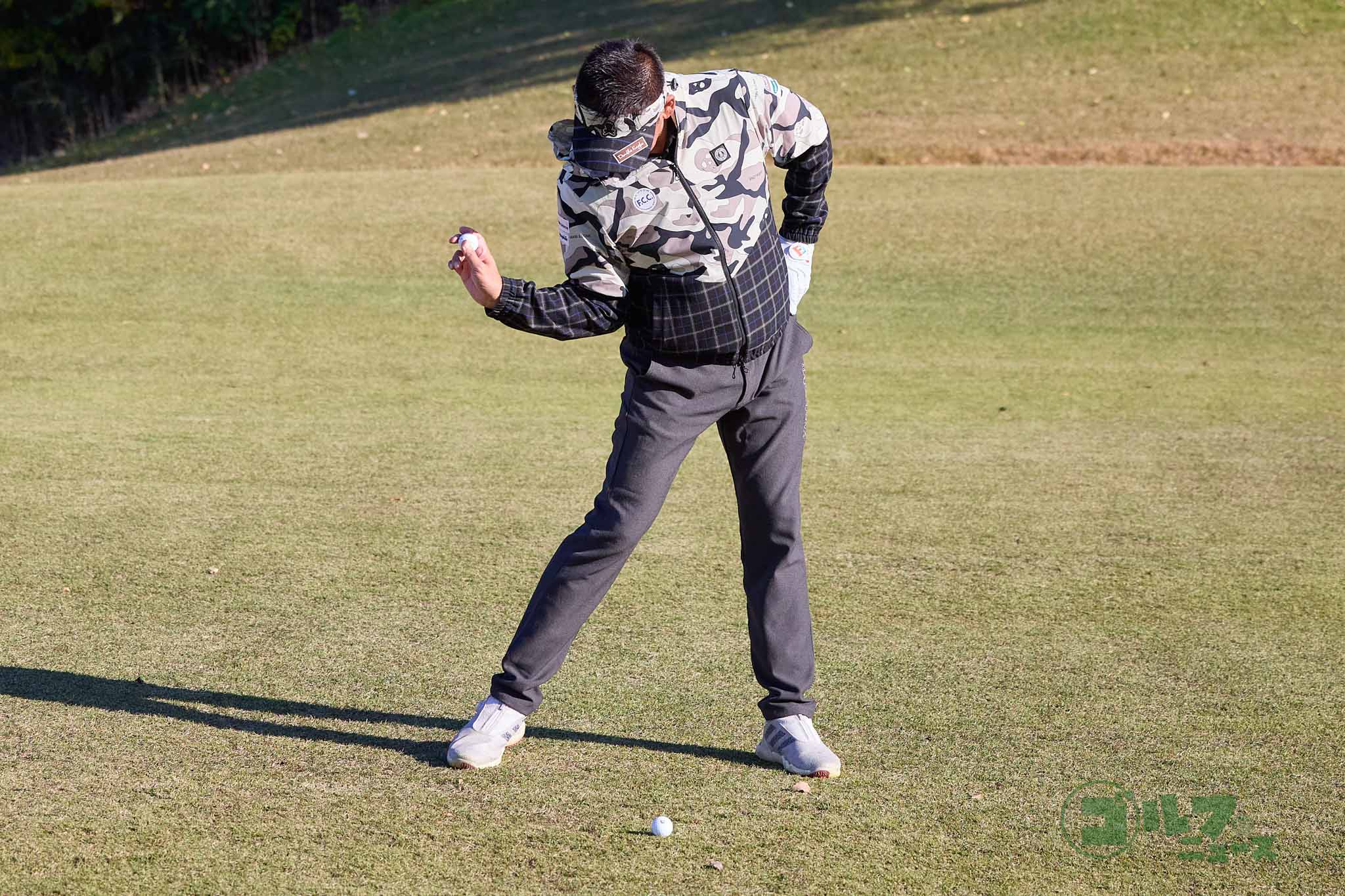 トップの形からアドレスのボール位置に向かって手に持ったボールを地面に投げつける。投げる動作をすると、「右腕をたたんでから伸ばす」という正しい腕の使い方を理解できる　写真:西村恵