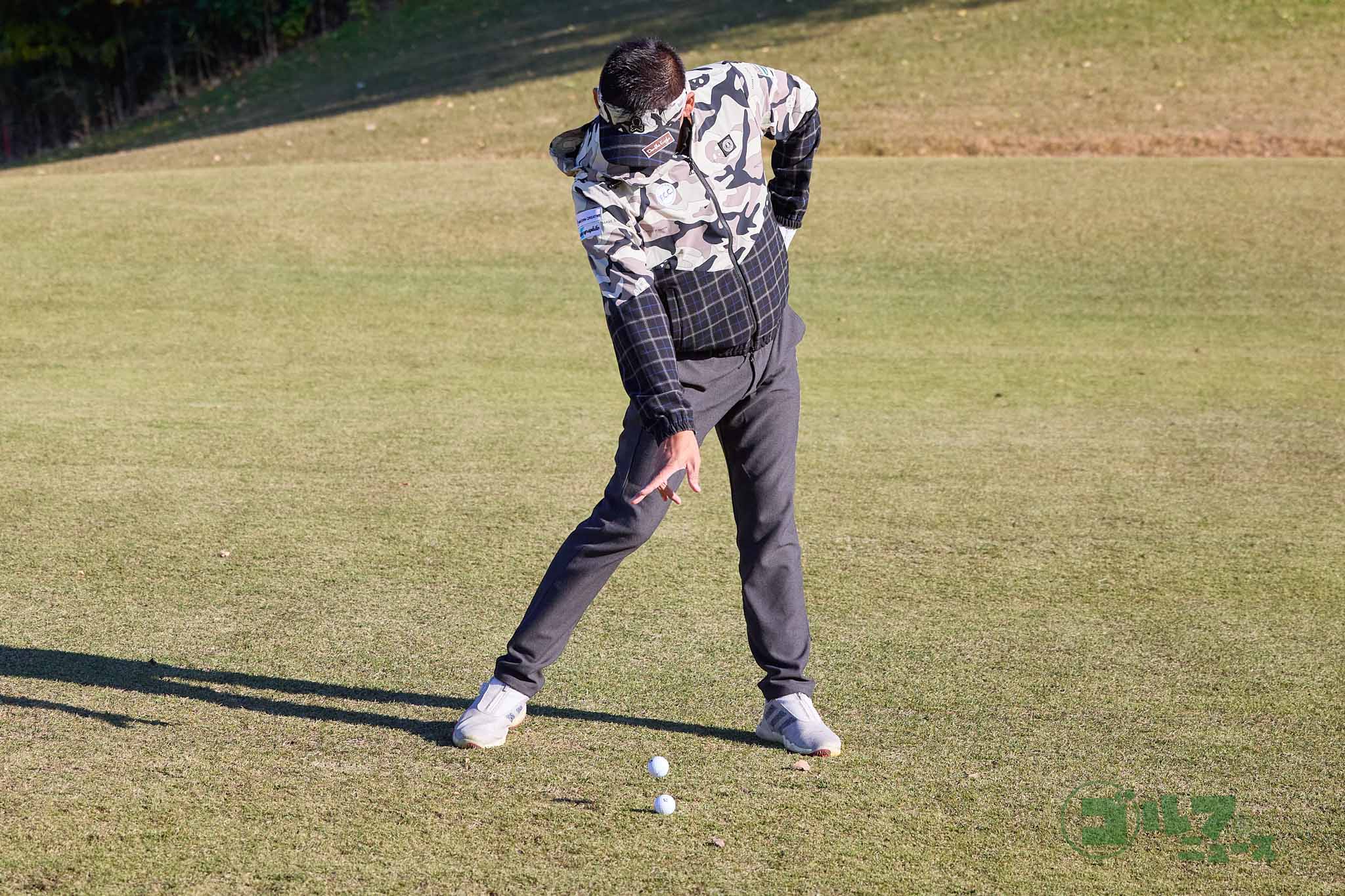 トップの形からアドレスのボール位置に向かって手に持ったボールを地面に投げつける。投げる動作をすると、「右腕をたたんでから伸ばす」という正しい腕の使い方を理解できる　写真:西村恵