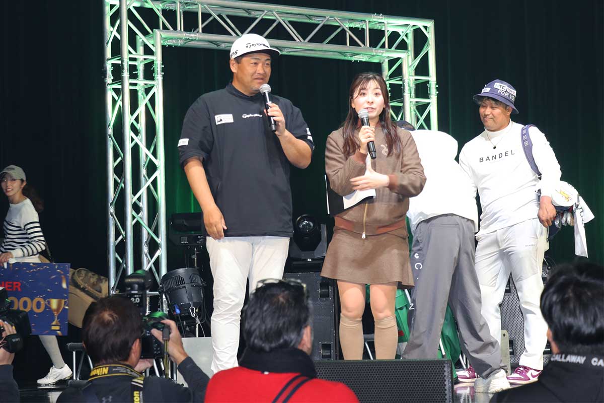 ゴルフタレントのなみきさんとともにMCを務めた三觜喜一プロ（左）　写真：清流舎