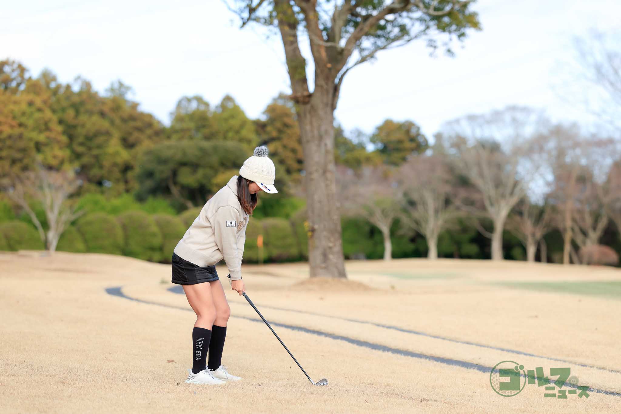 フェースをターゲットに向けたまま右を向いて構える。違和感に負けず、フォローでシャフトが立つように振り抜く　写真:小林司