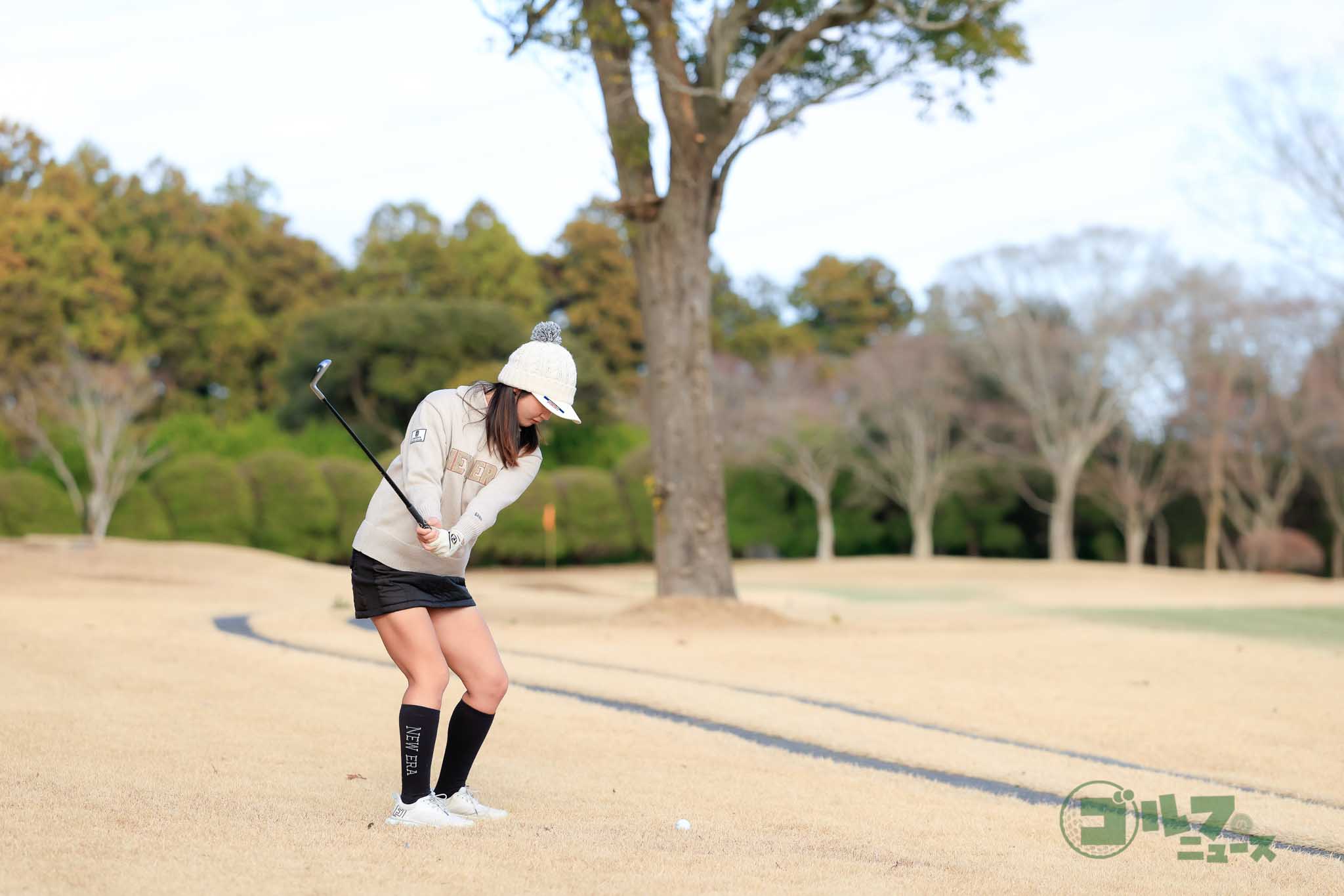 フェースをターゲットに向けたまま右を向いて構える。違和感に負けず、フォローでシャフトが立つように振り抜く　写真:小林司