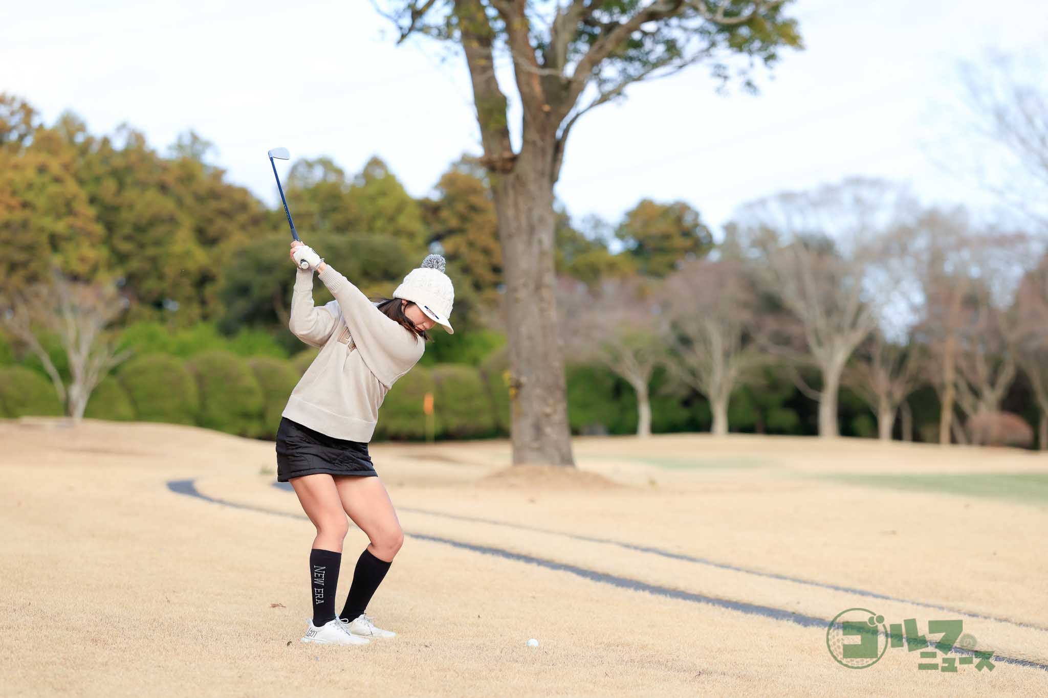 フェースをターゲットに向けたまま右を向いて構える。違和感に負けず、フォローでシャフトが立つように振り抜く　写真:小林司