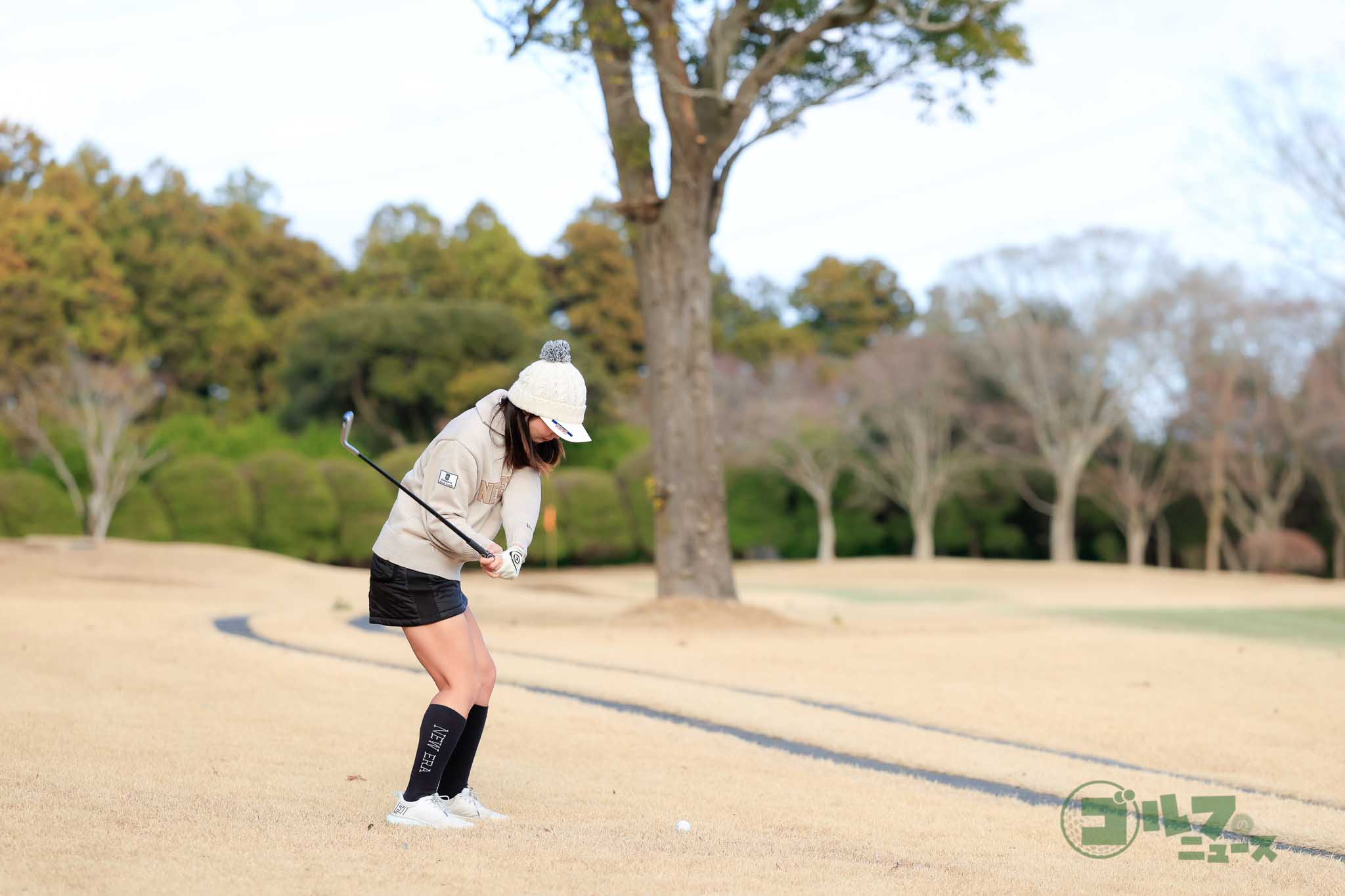 フェースをターゲットに向けたまま右を向いて構える。違和感に負けず、フォローでシャフトが立つように振り抜く　写真:小林司