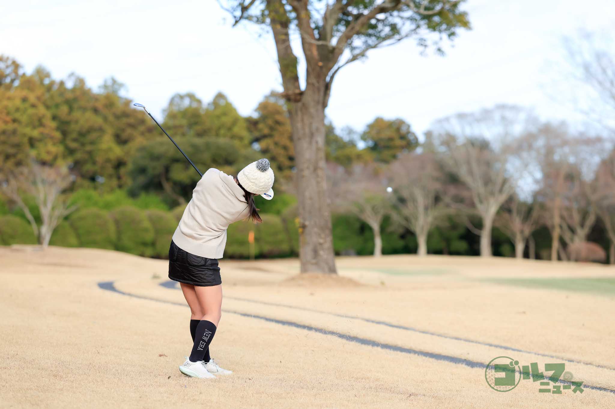 フェースをターゲットに向けたまま右を向いて構える。違和感に負けず、フォローでシャフトが立つように振り抜く　写真:小林司