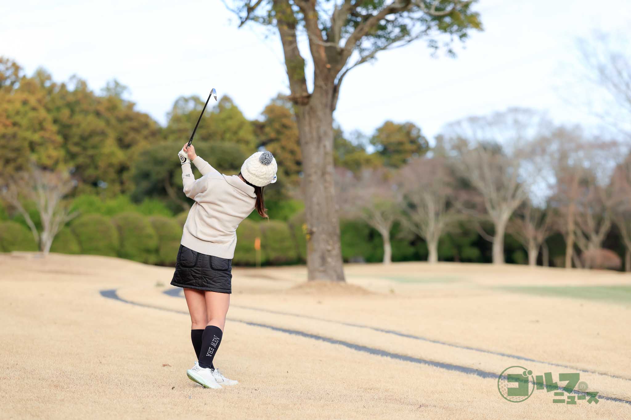 フェースをターゲットに向けたまま右を向いて構える。違和感に負けず、フォローでシャフトが立つように振り抜く　写真:小林司