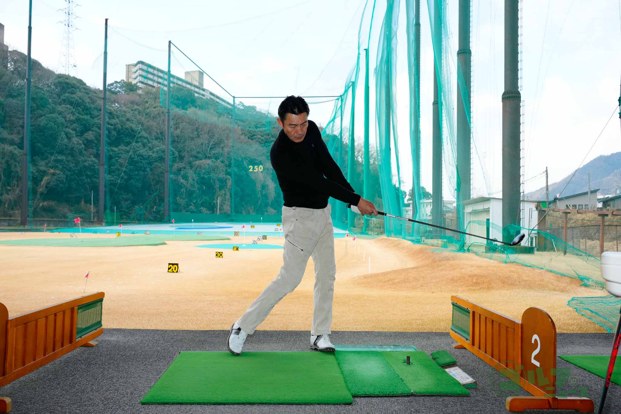5番ウッドやユーティリティーでゆったりと大きめのスイングでボールを打ち、クラブを振る感覚を体に思い出させることが大切　写真:鈴木祥