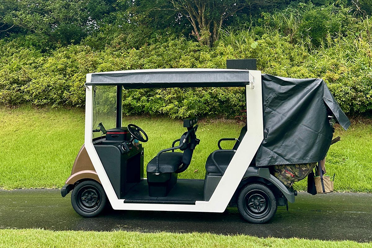 ワンタッチで広がるリア馬車幌雨具　写真：株式会社三笠製作所