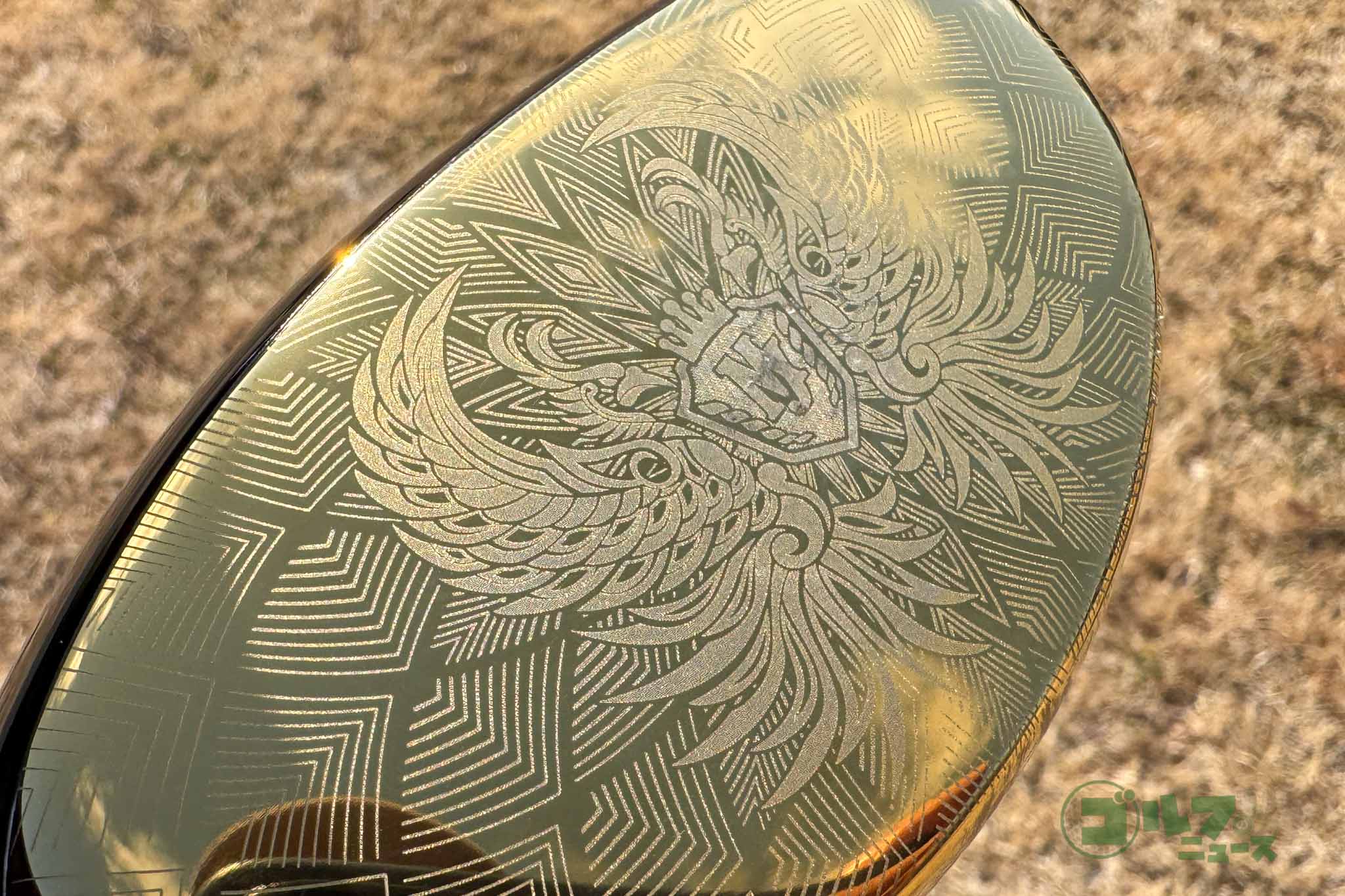 プレミアムチタン素材で、強度が高いためフェースを極限まで薄く、かつ軽量に作れるという「スーパーハイペリオンチタンフェース」を採用