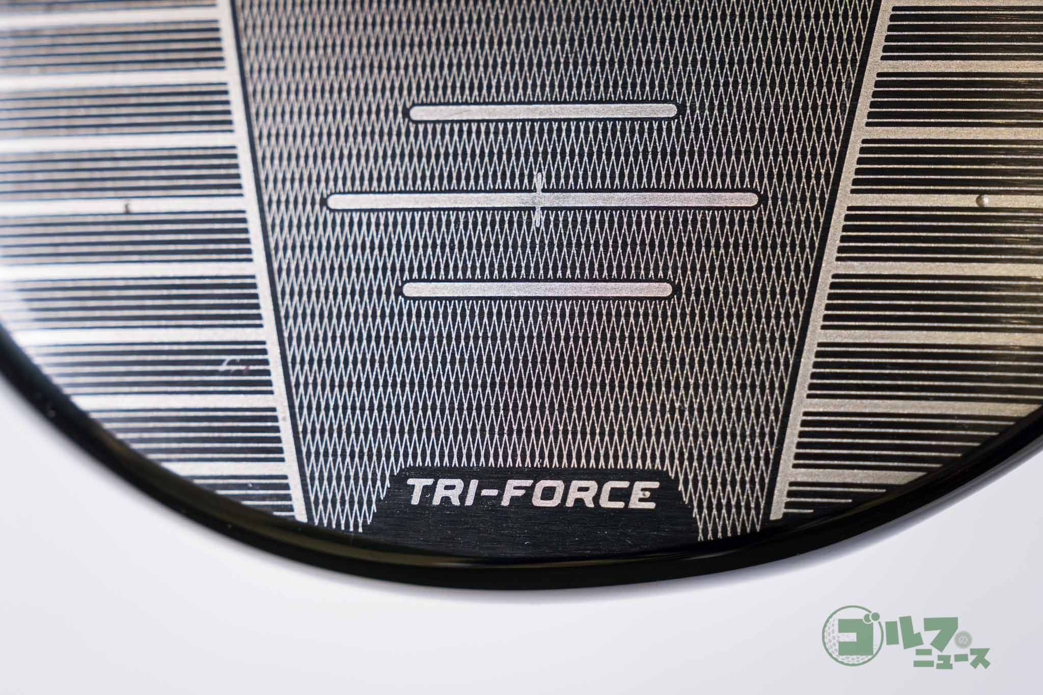 チタン、樹脂、カーボンの3層構造を採用した、トライフォースフェース　写真:土居凌祐