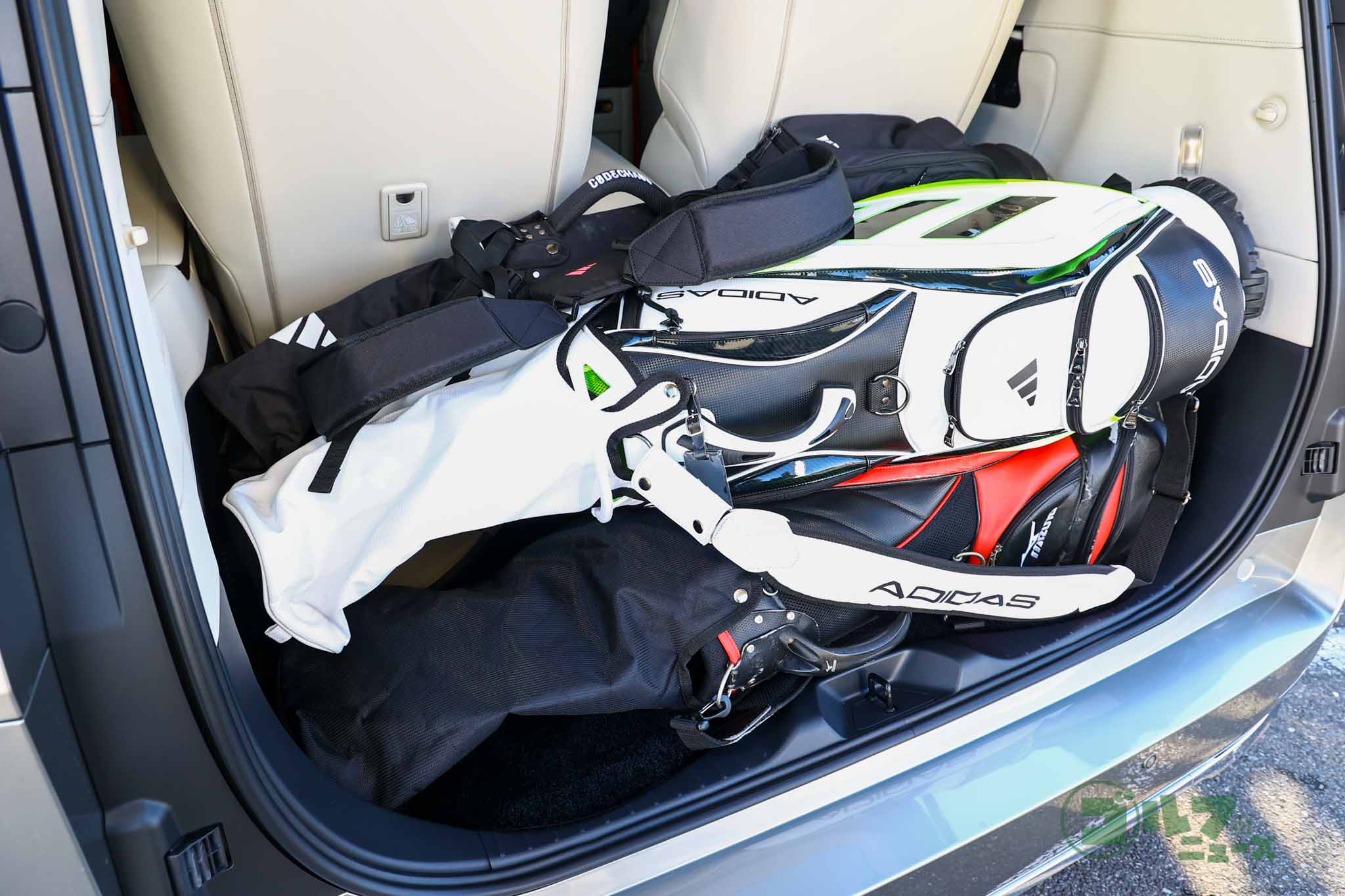 キャディーバッグを難なく4本積み込めた。ミニバンならではのユーティリティーの高さを証明