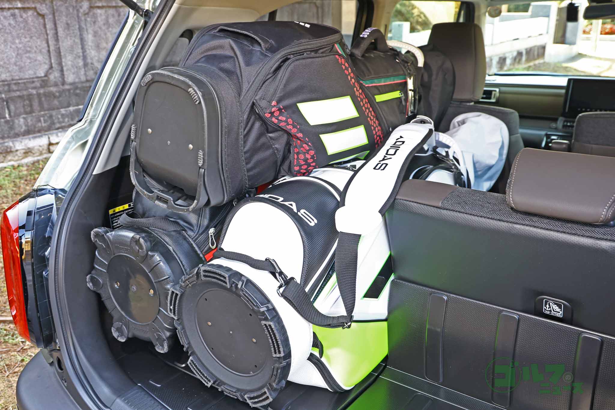 フルサイズのキャディーバッグ3本を収納可能。前席2人+後席1人乗車でゴルフに行ける