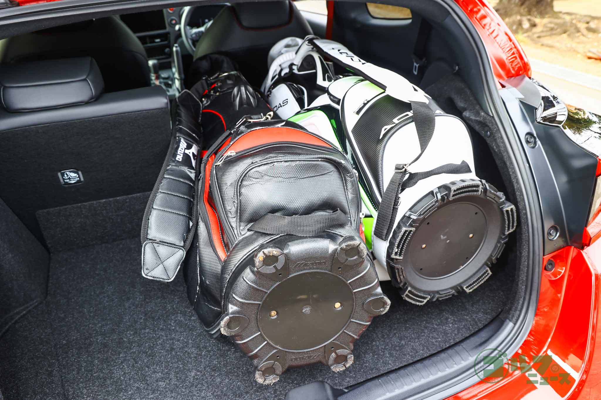 荷室スペースはミニマムながらフルサイズのキャディーバッグは2本積載可能。開口部が大きいので積み下ろしは楽々