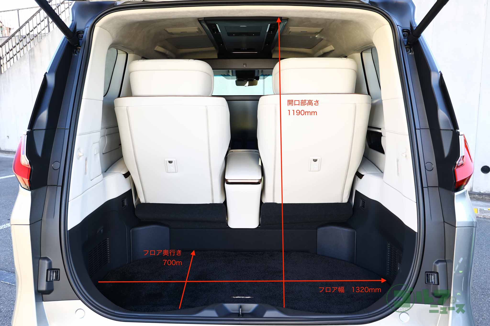 4人乗り仕様は後席が固定式。荷室の広さは申し分ないがシートアレンジの自由度という点では劣る