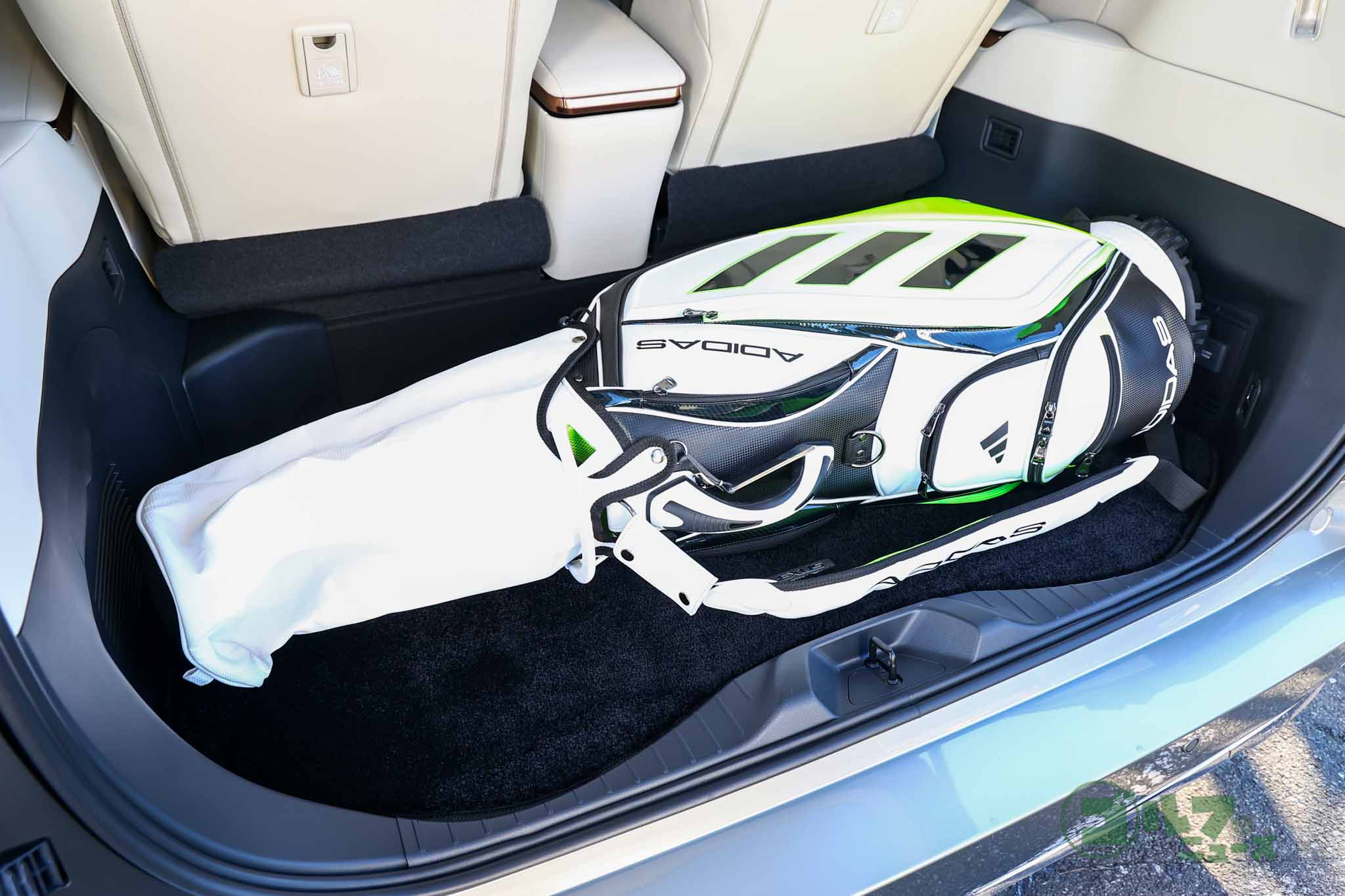 横方向にゆとりがあるのでフルサイズのキャディーバッグを横に寝かせて積み込める