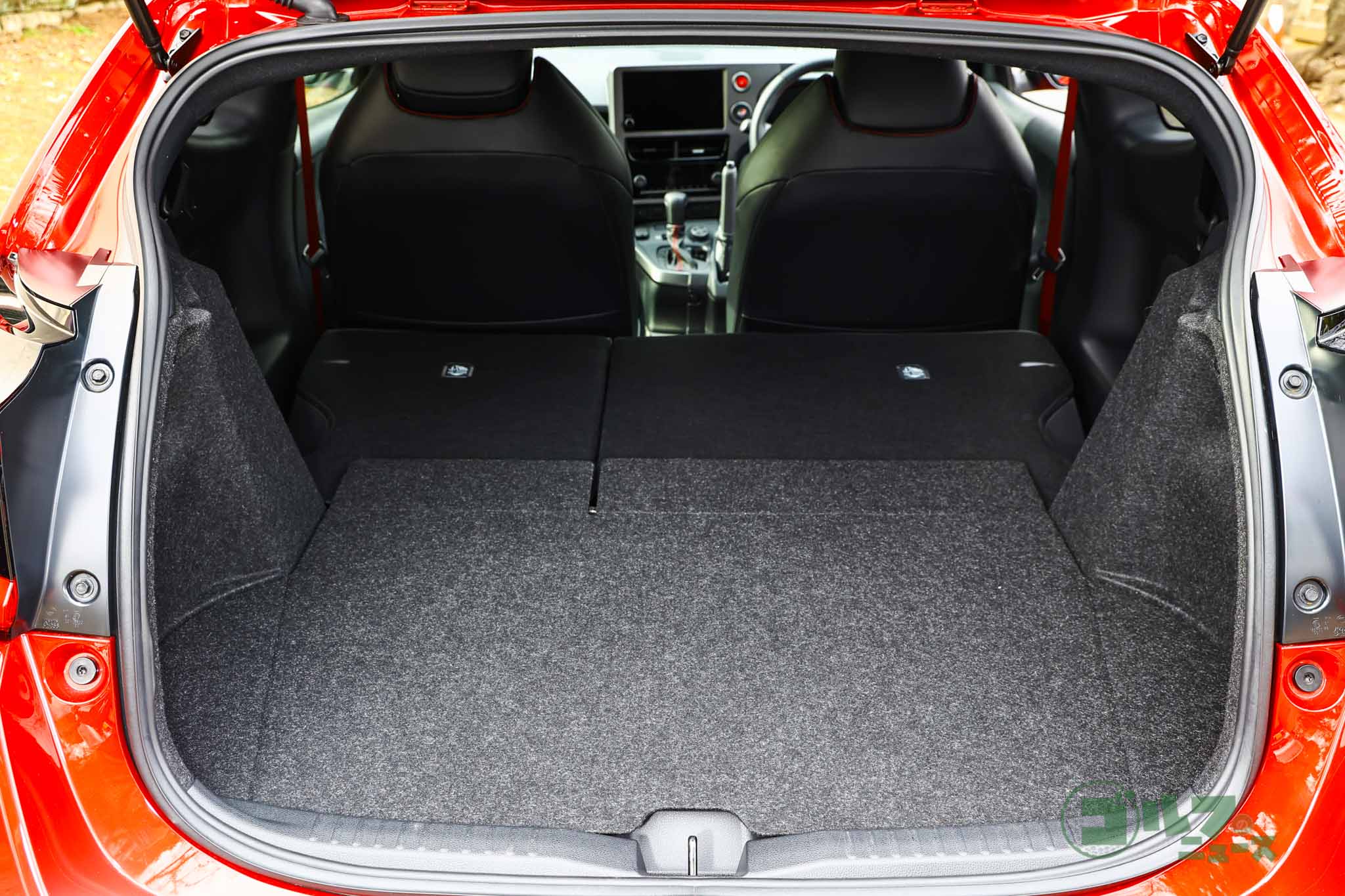 交換用タイヤが4本積み込めるなどモータースポーツでの利用を前提にした最大積載モード