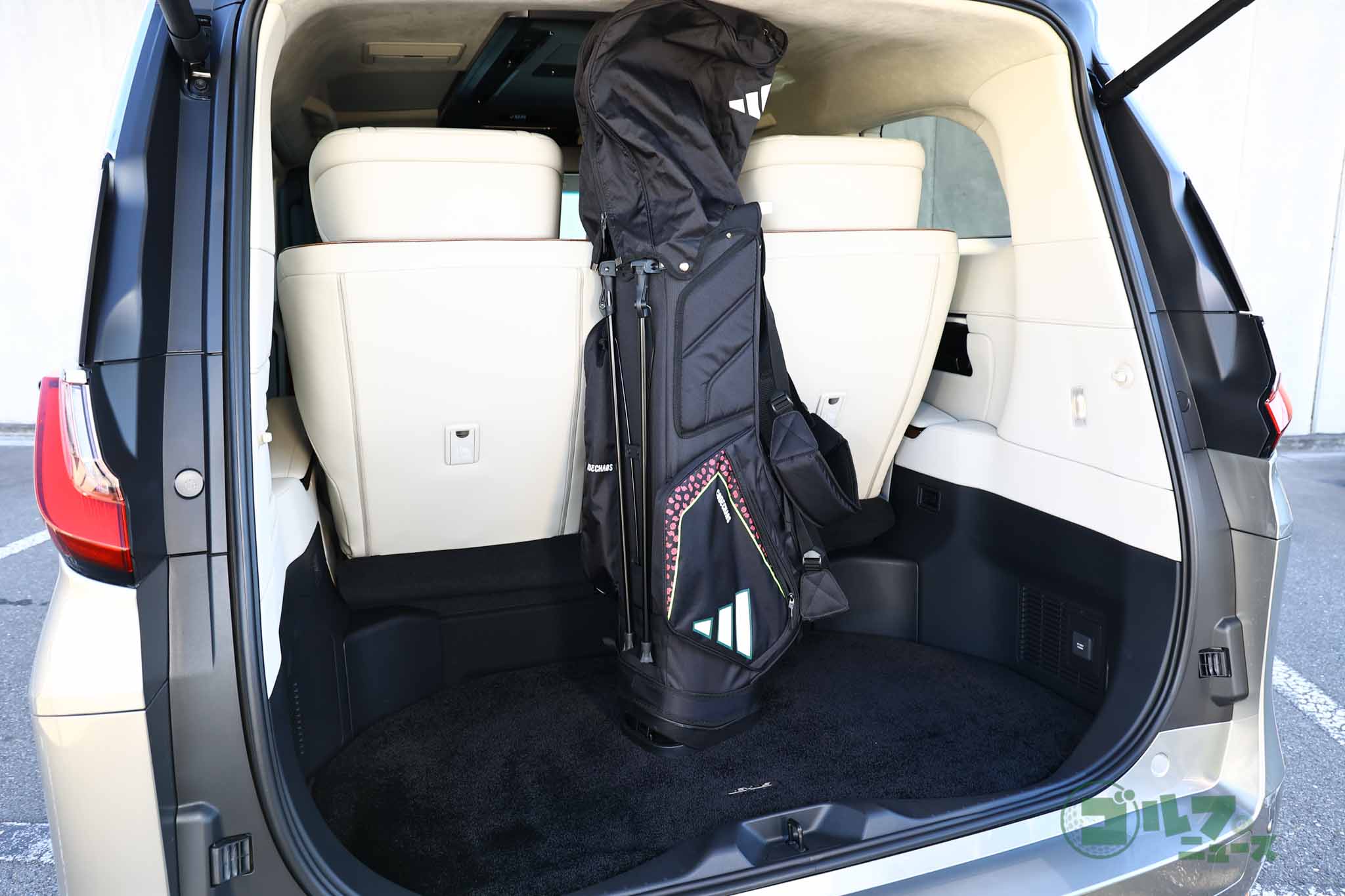 背の高いミニバンスタイルだけにキャディーバッグを立てたまま積み込むことも可能