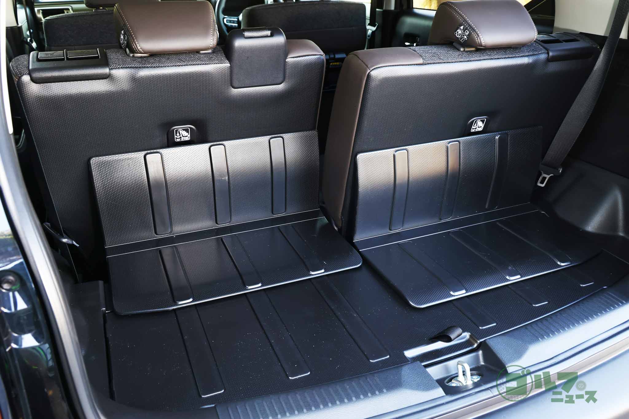 後席は左右独立してスライドが可能。荷物の量や大きさに合わせてフレキシブルに調整できる