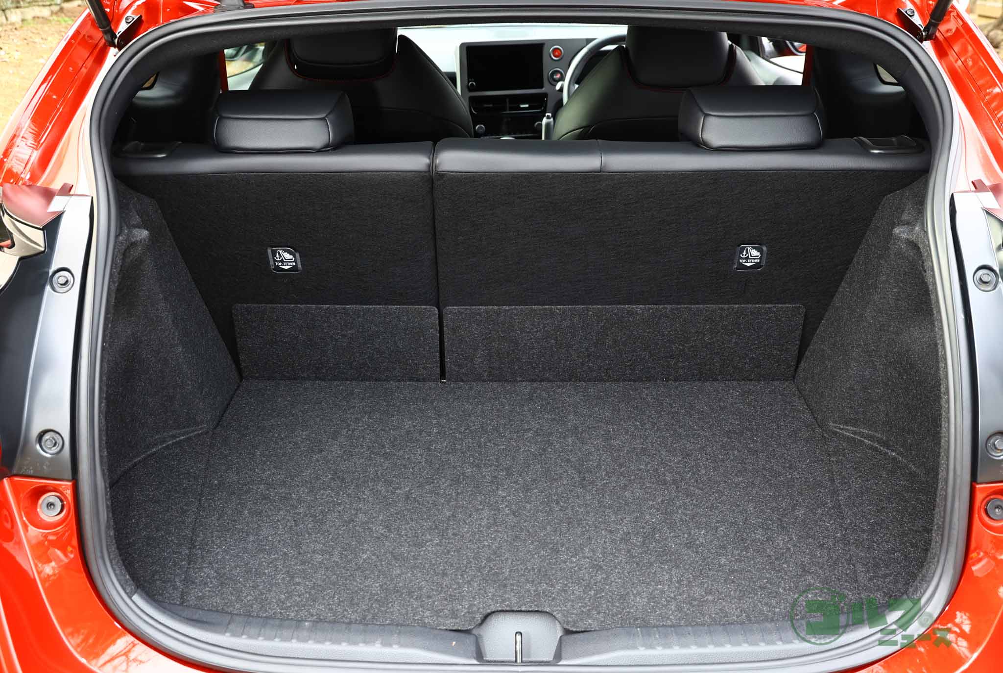 後席に人が座った状態だと荷室は必要最低限の広さに。ある程度の割り切りは必要