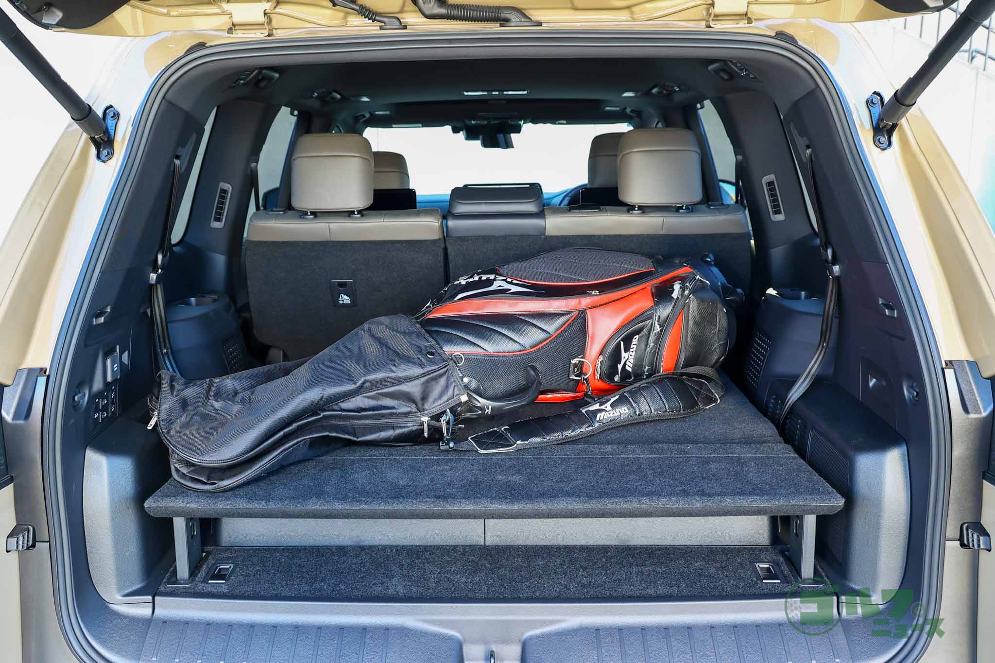 荷室はフロアレベルがやや高い。背の低いパートナーの荷物の積み下ろしはしっかりサポートしてあげたい