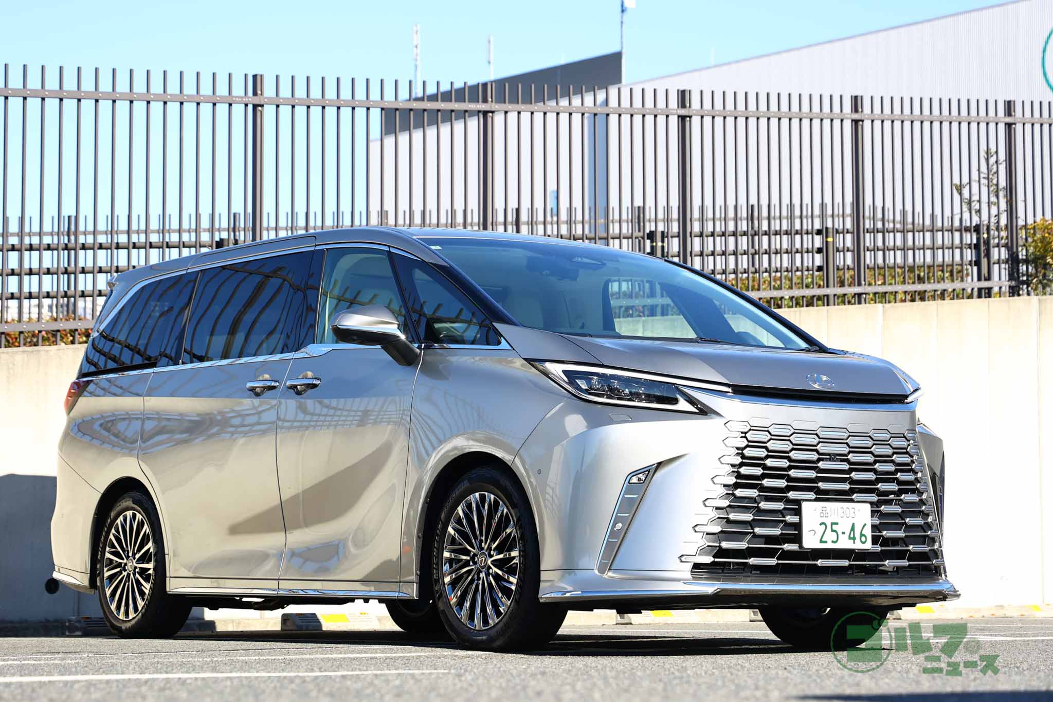 都心の高級住宅街で見かけることも増えたレクサスLM。アルファードより端正なルックスが好評