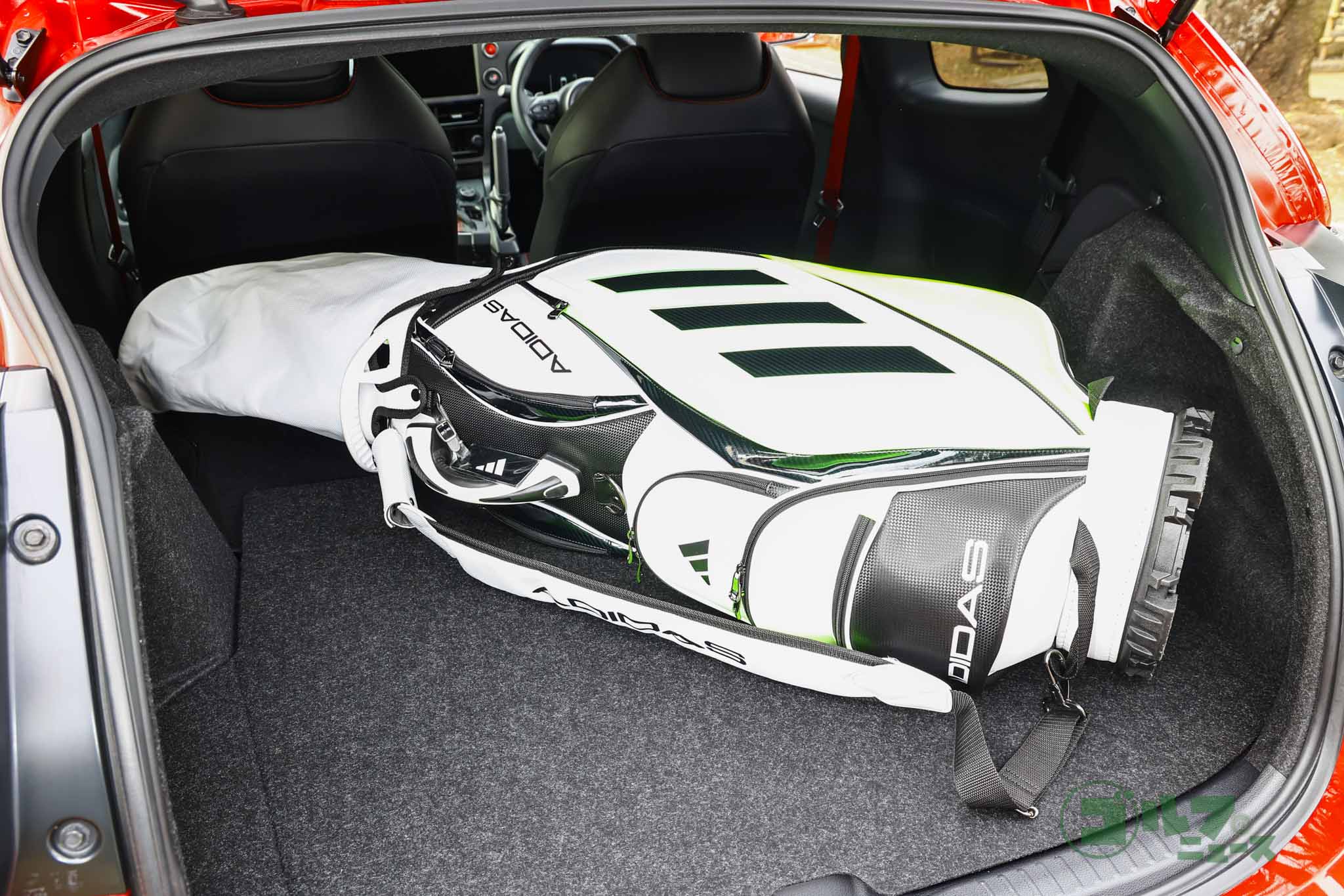 日常のパーソナルユースであれば後席は倒して常時フラットな状態にしておくのが正解