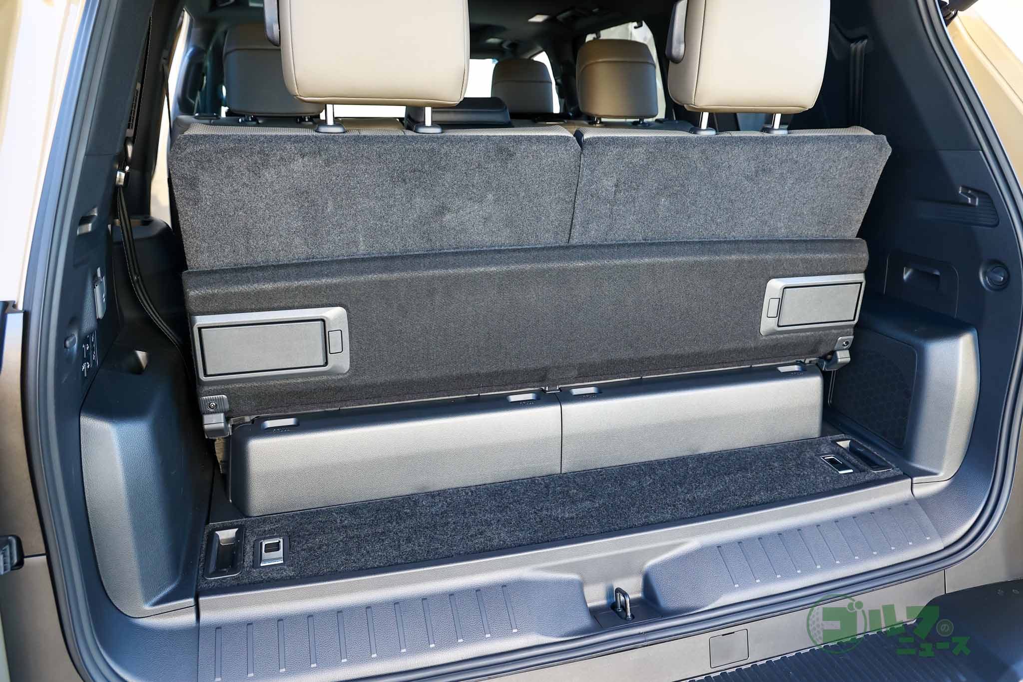 3列目シートを立てた状態だと荷室はミニマムに。多人数乗車には割り切りが必要