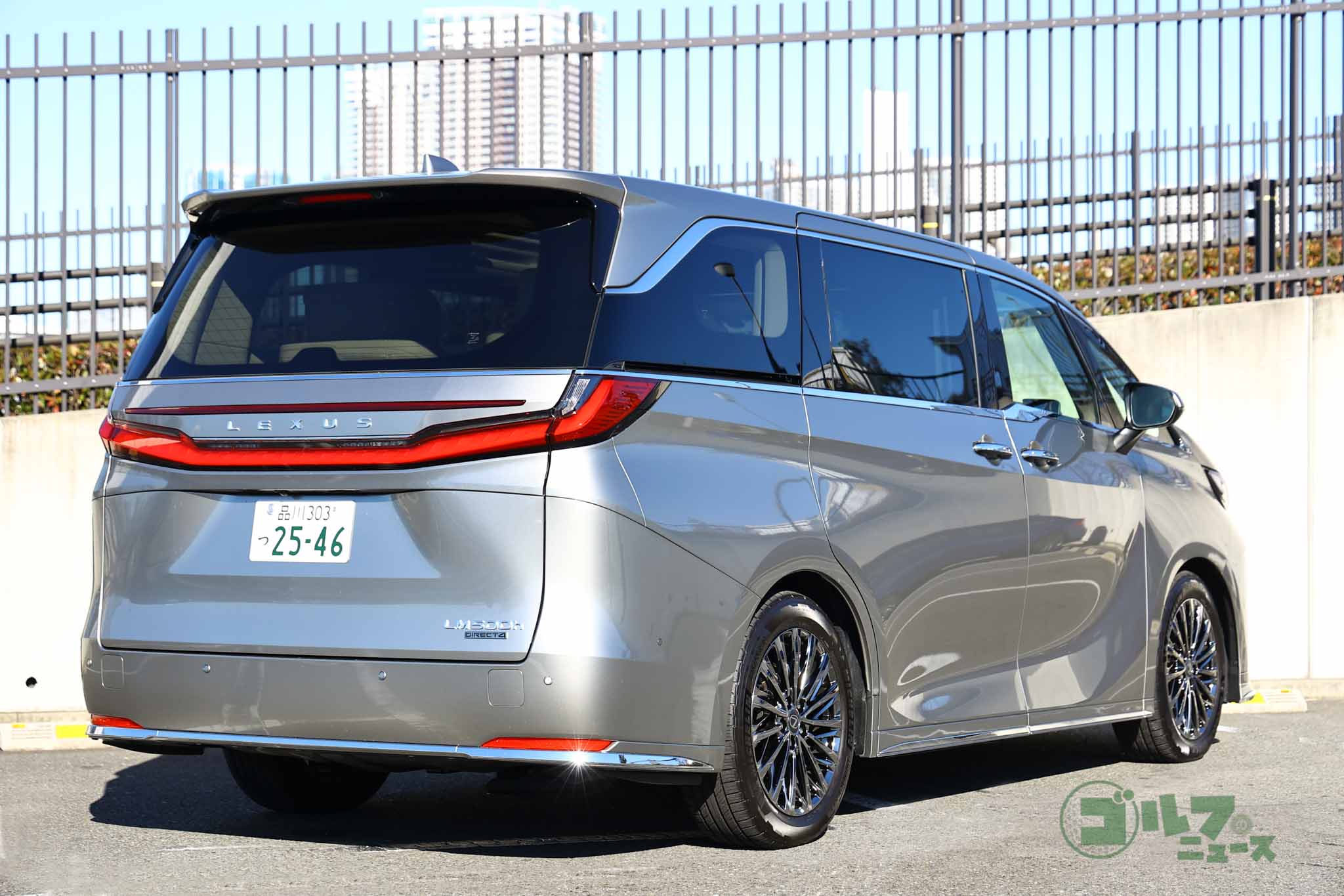 撮影車両はショーファードリブンに特化した4人乗り仕様の“EXECUTIVE”