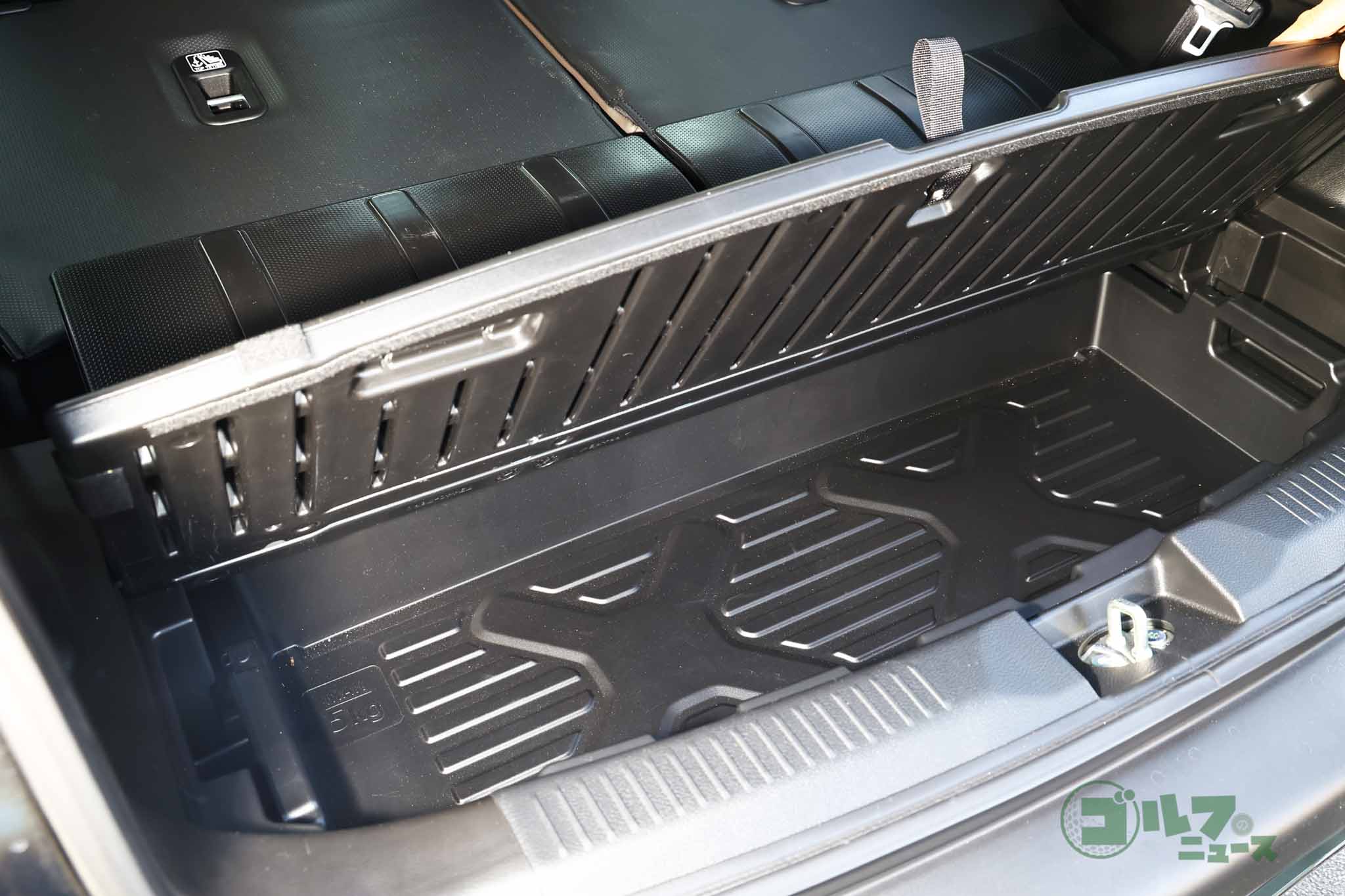 荷室フロア下に隠し部屋のようなラゲッジアンダーボックスを発見。ちょっとした小物の収納に便利