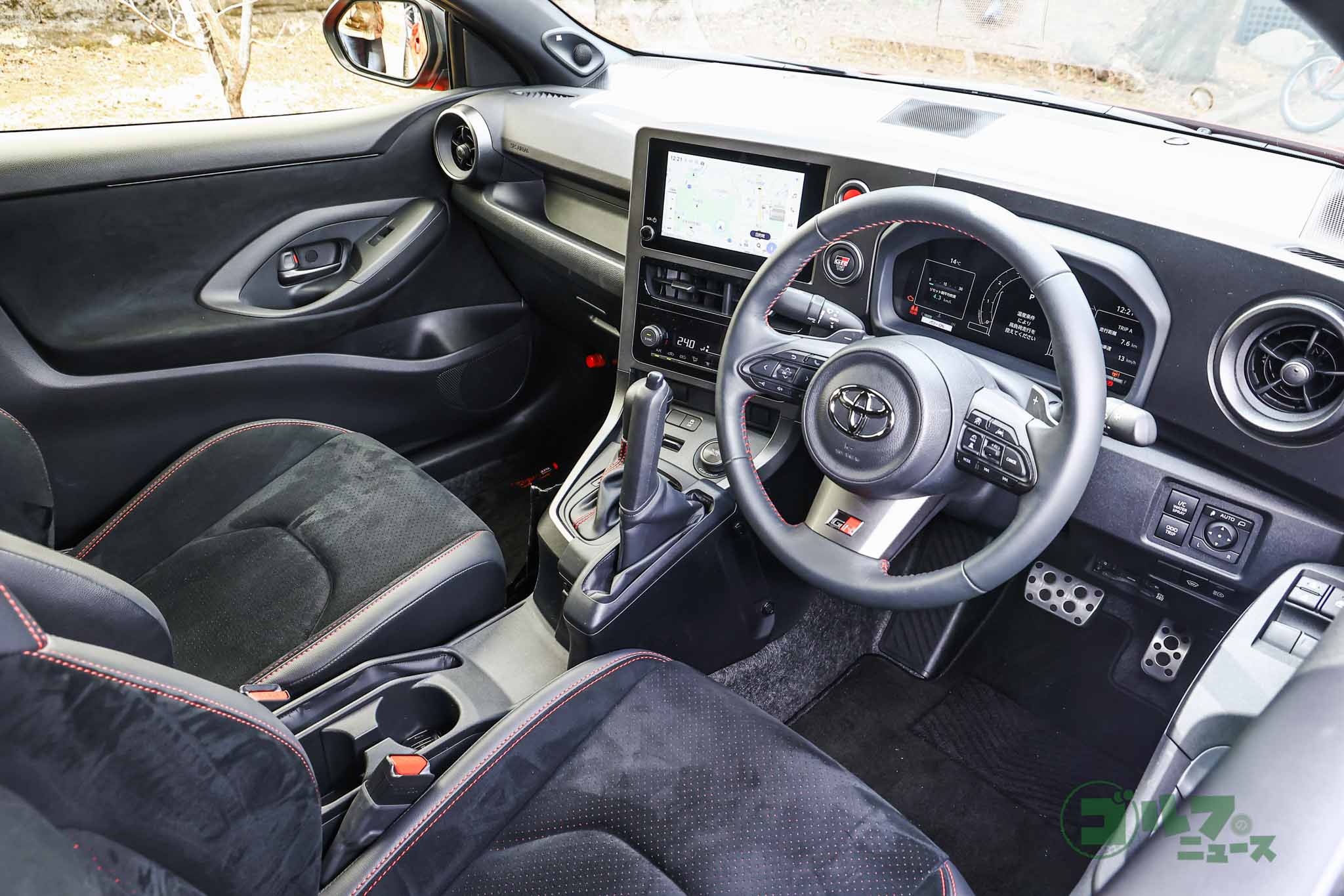 センターディスプレイを運転席側に向けるなど、情報と操作をドライバーに集約した専用設計