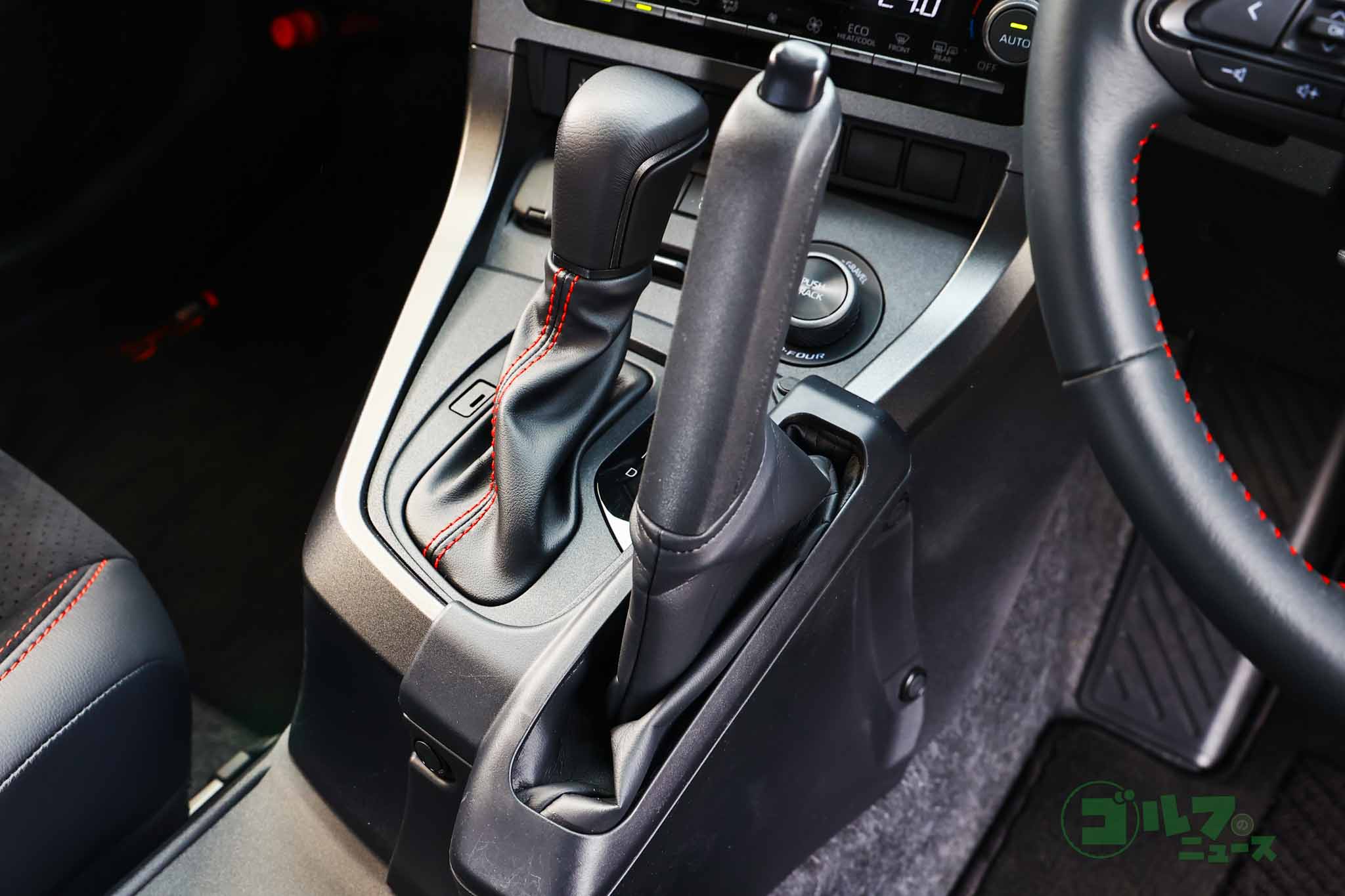 ステアリングからパーキングブレーキまでの距離を近づけ、競技中の操作性を向上（メーカーオプション）