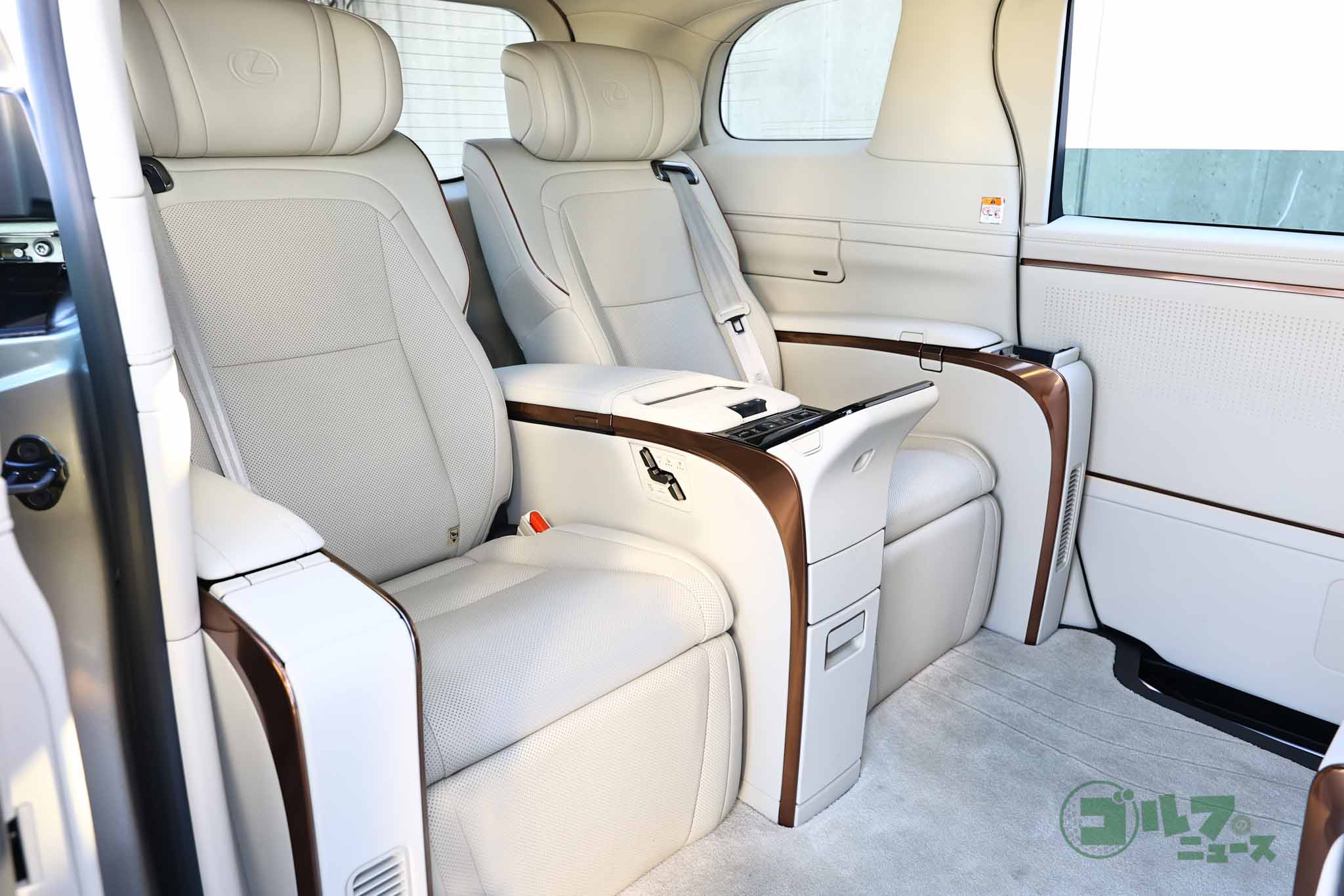 4人乗り仕様の左右独立キャプテンシート。フル電動、オットマン付きで快適なことこのうえなし