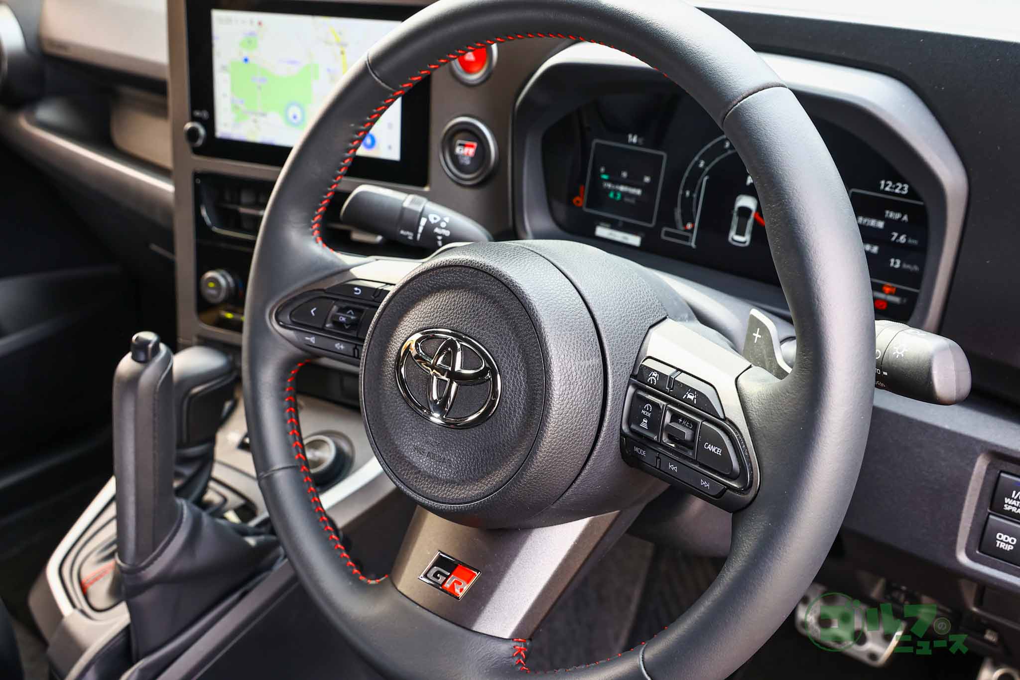 GRエンブレムがさり気なくセットされた本革巻きステアリング。手によくフィットして操作性は上々