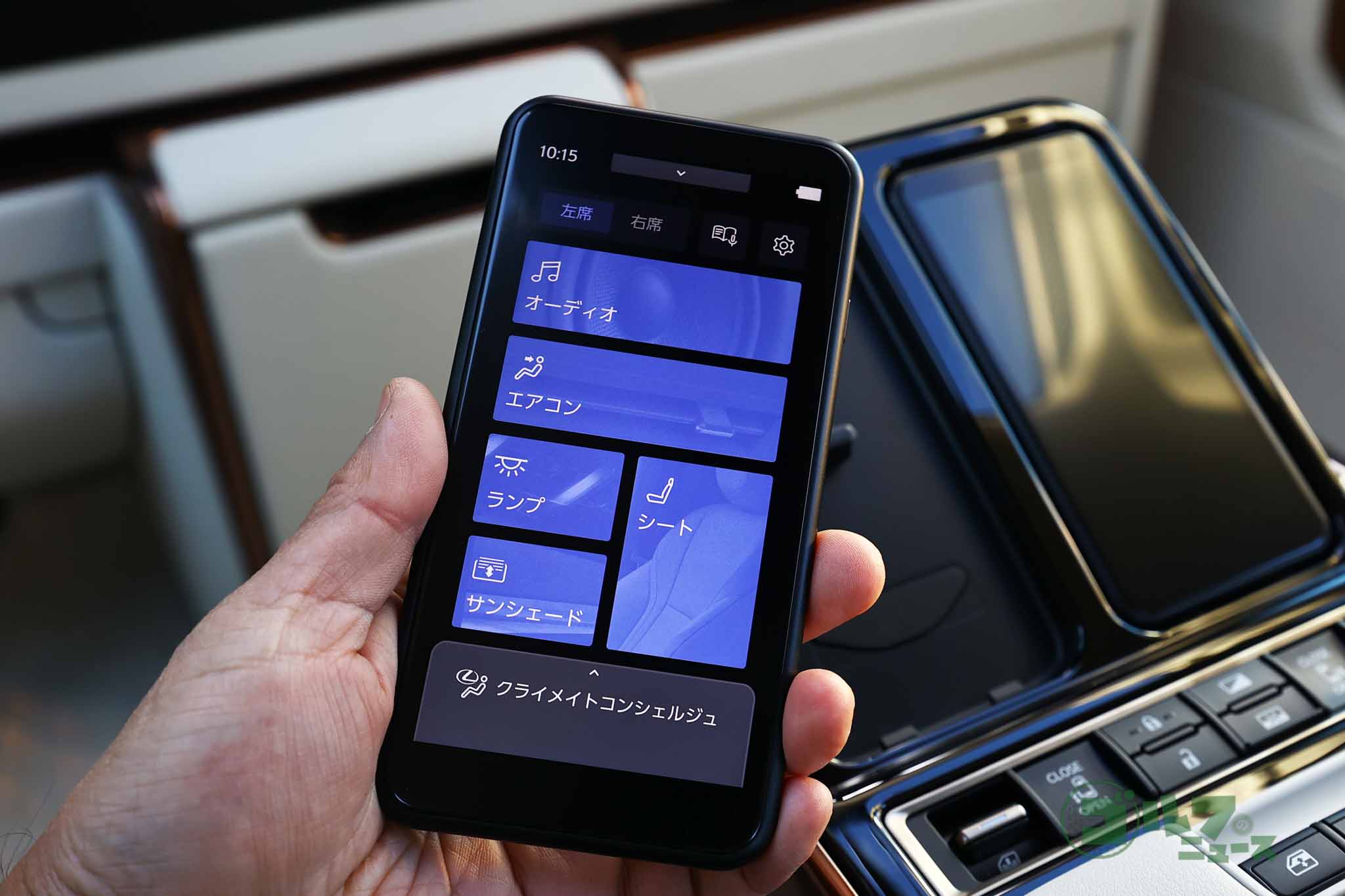 スマホ感覚のリヤマルチオペレーションパネル。空調、シート、オーディオなどを操作できる