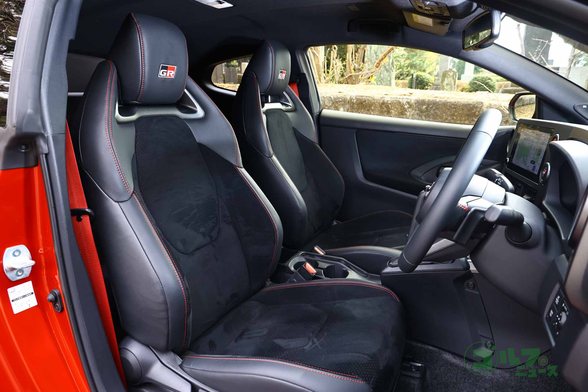 ファブリック素材のスポーツシートは、座った瞬間からホールド性の高さを実感する