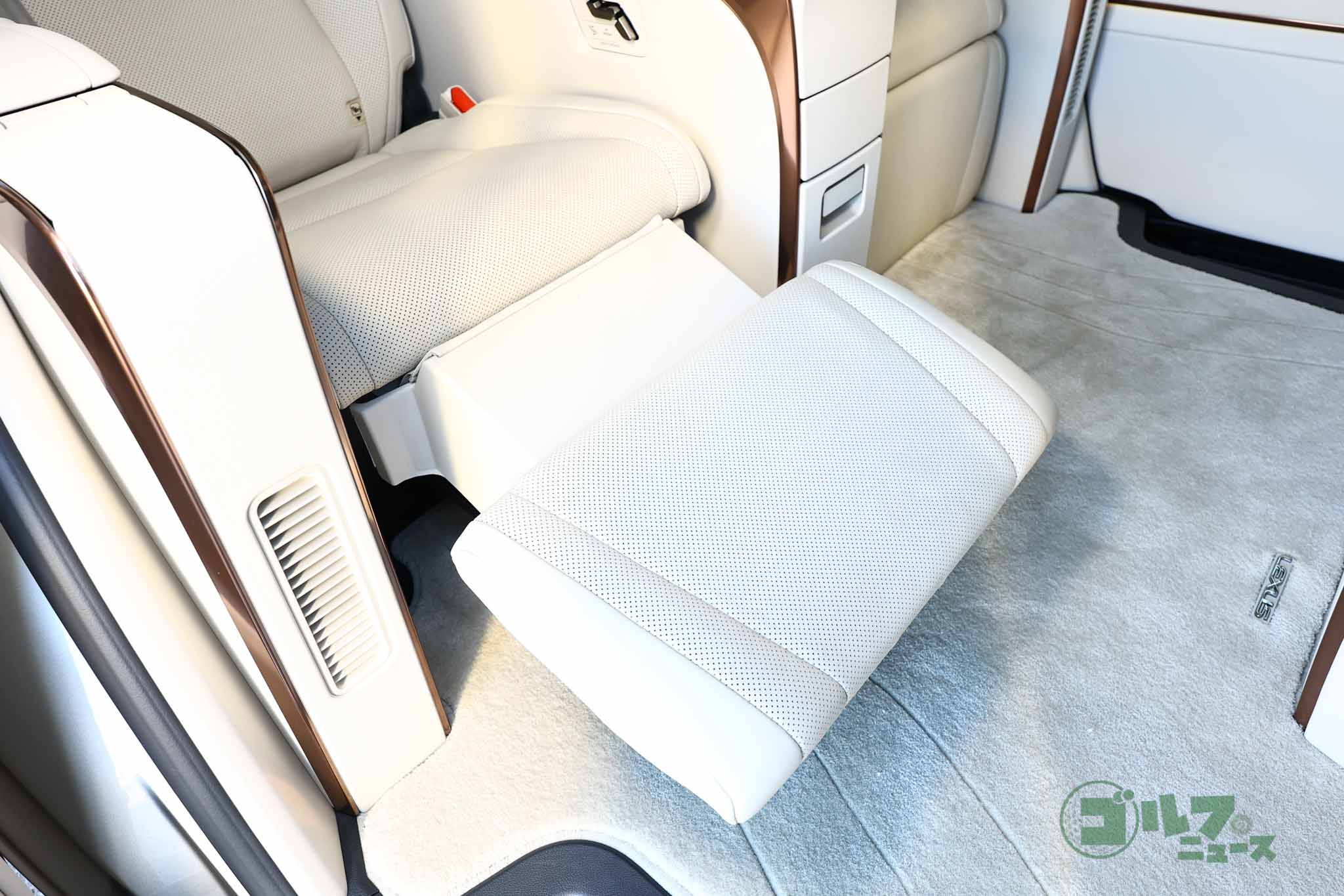 ゴルフ後の疲れた体にありがたいオットマン。飛行機のプレミアムクラス感覚でくつろげる