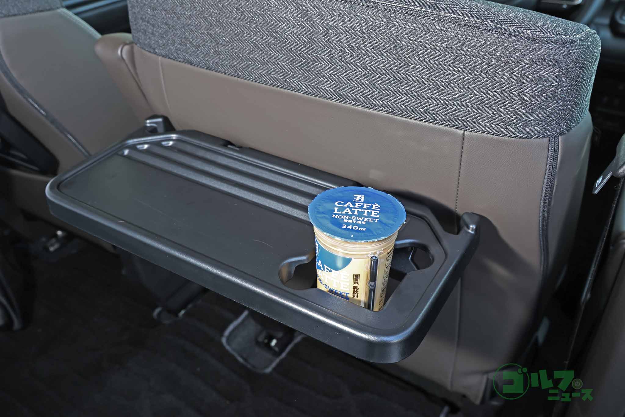 後席両側に折りたたみ格納式のパーソナルテーブルを設定。耐荷重は2キロと十分