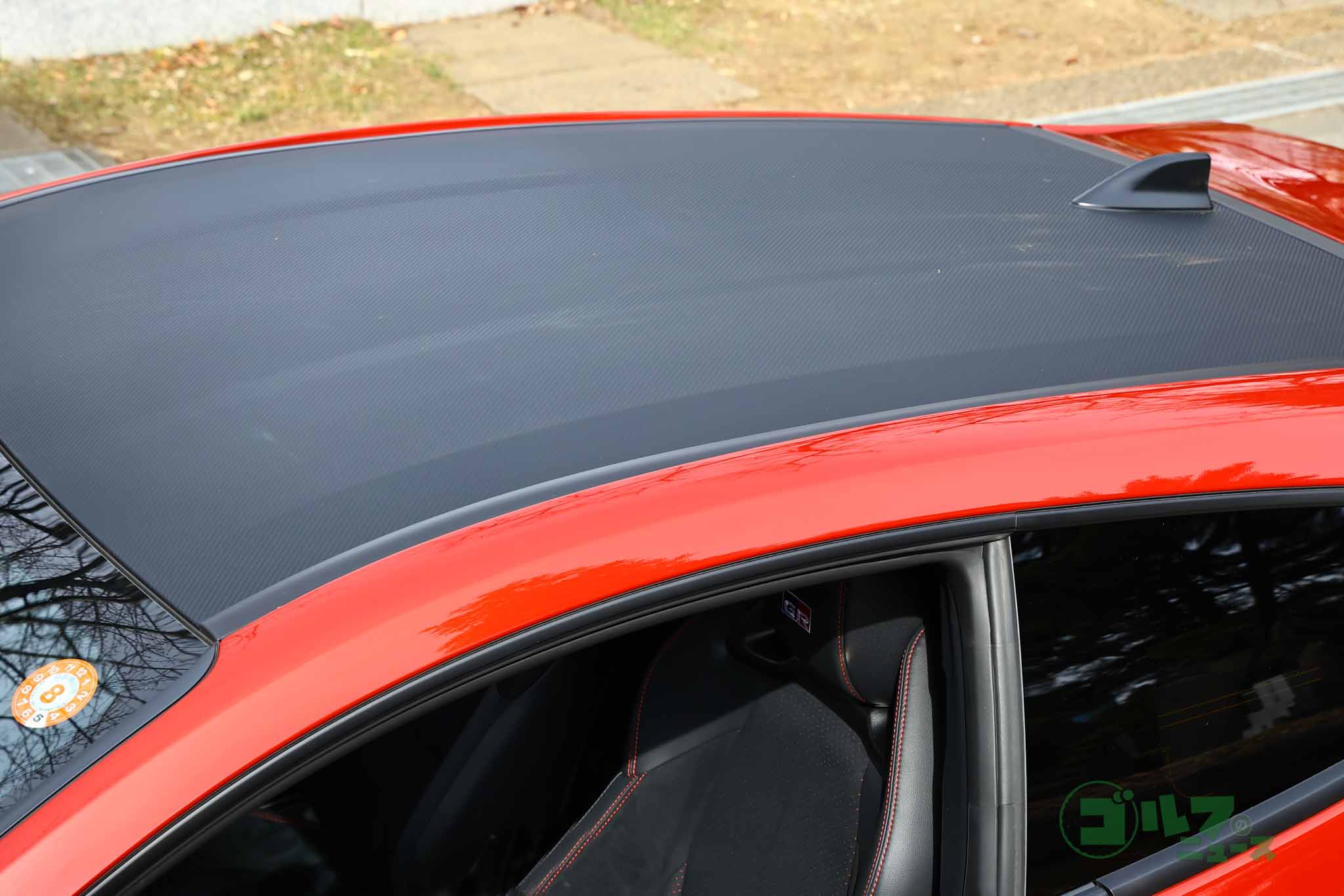 カーボンルーフ。軽快なスポーツ走行に直結する大幅な軽量化と低重心化を実現