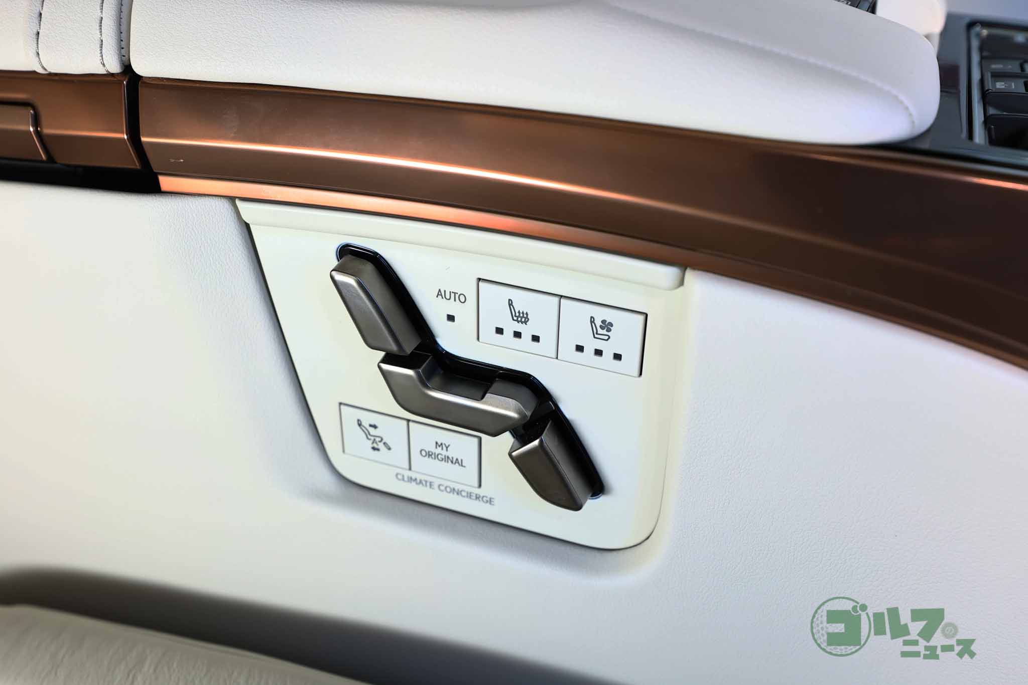 リクライニングだけでなくオットマンも電動。シートヒーターやベンチレーションも装備している