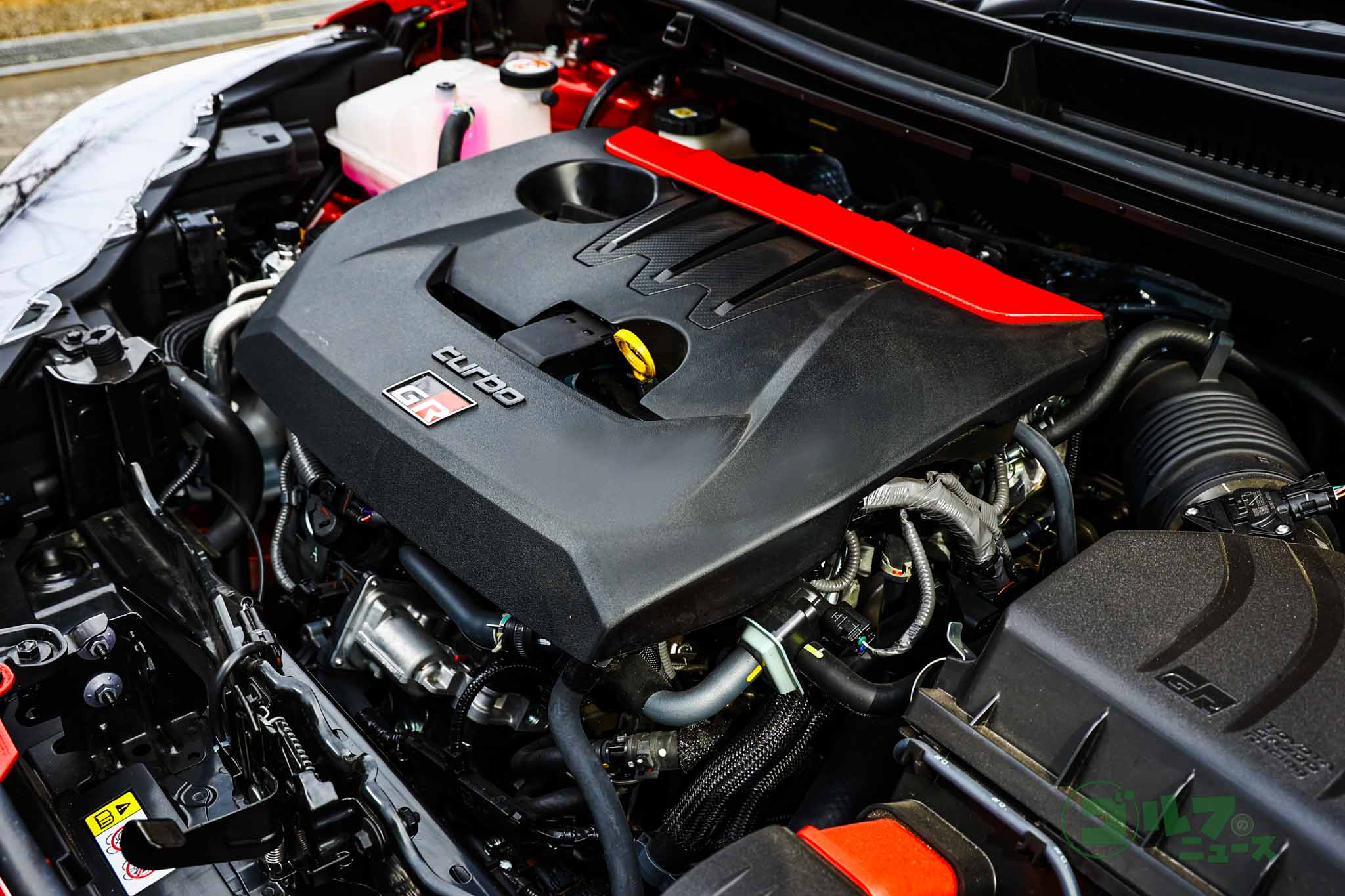 1.6リッター直列3気筒エンジンをインタークーラーターボで武装。圧倒的なパワーを手に入れている